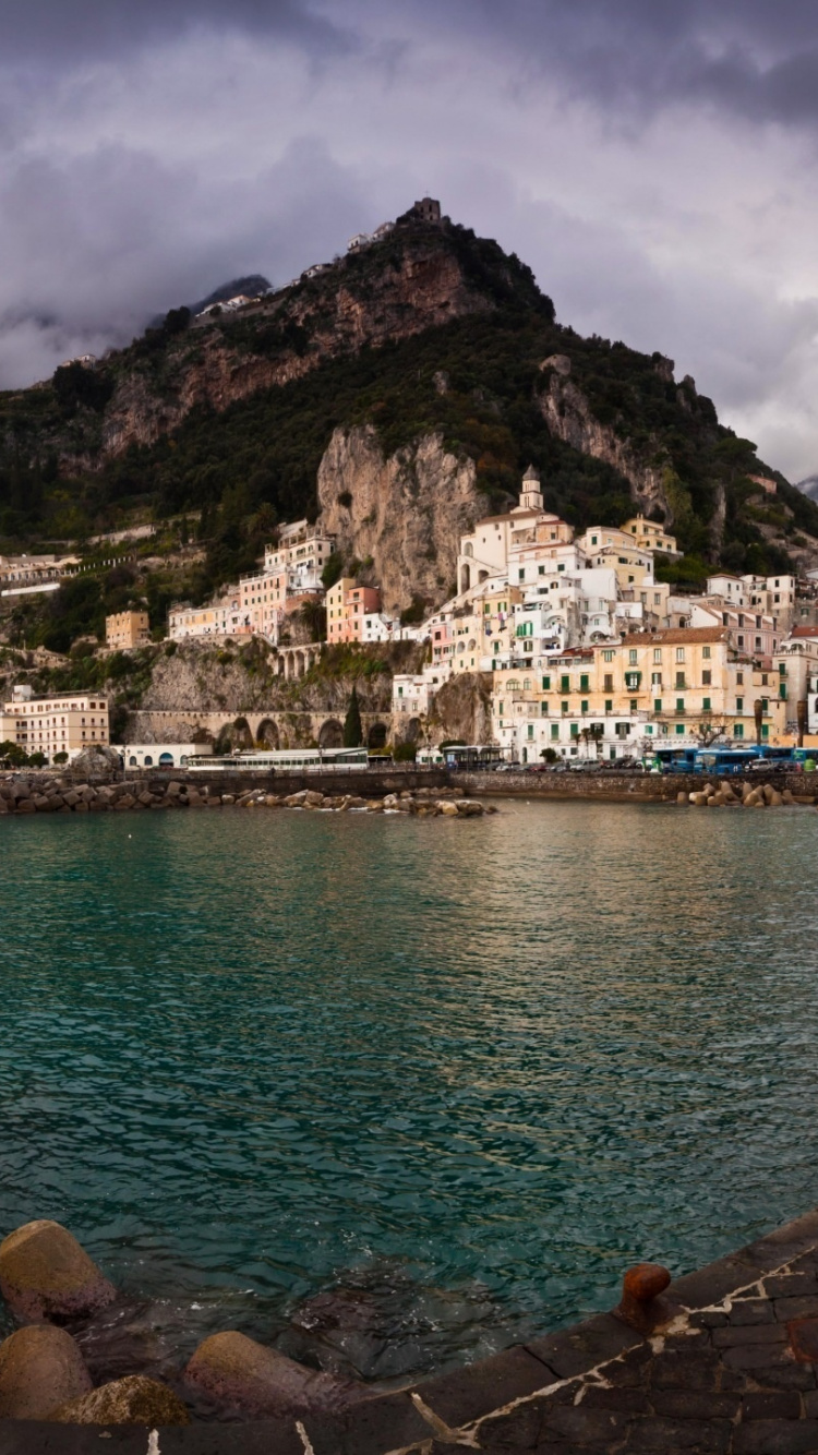 Weißes Und Braunes Betongebäude in Der Nähe Eines Gewässers Tagsüber. Wallpaper in 750x1334 Resolution