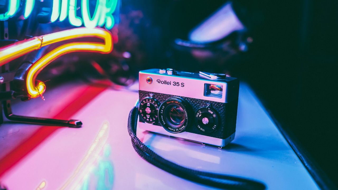 Cámara Negra y Plateada en la Mesa. Wallpaper in 1280x720 Resolution