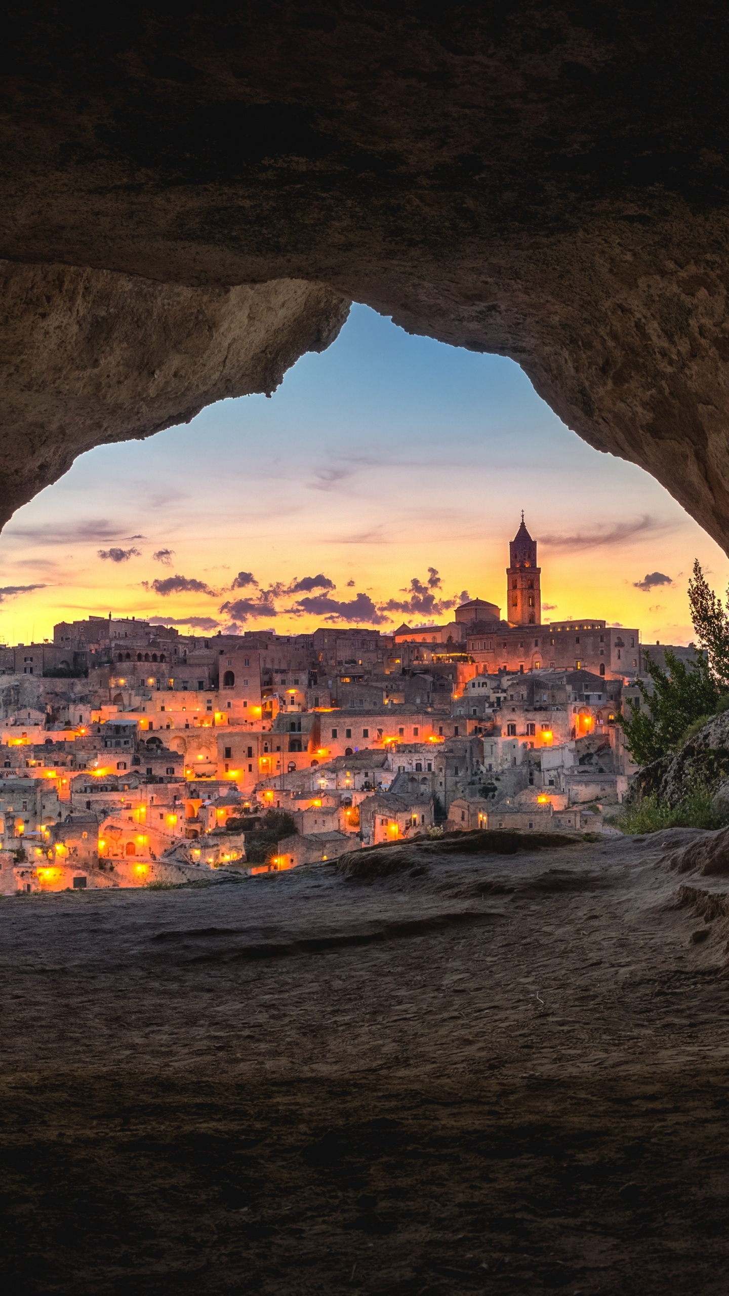 Grotte Près D'un Plan D'eau au Coucher du Soleil. Wallpaper in 1440x2560 Resolution