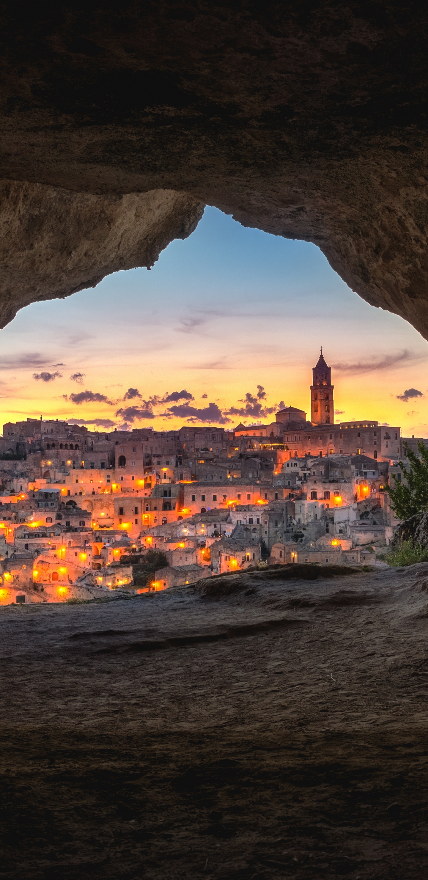 Grotte Près D'un Plan D'eau au Coucher du Soleil. Wallpaper in 1440x2960 Resolution