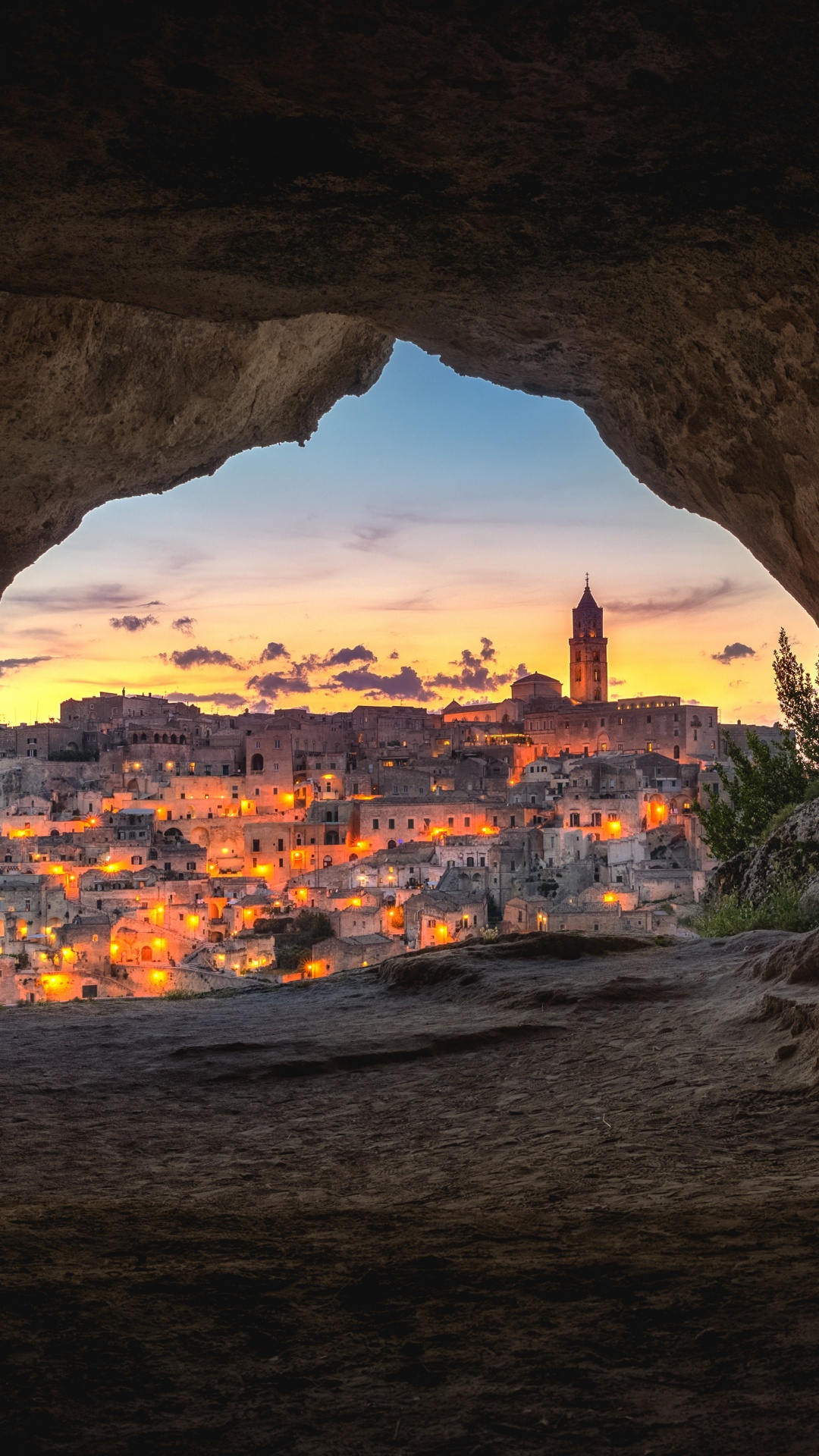 Höhle in Der Nähe Eines Gewässers Bei Sonnenuntergang. Wallpaper in 1080x1920 Resolution