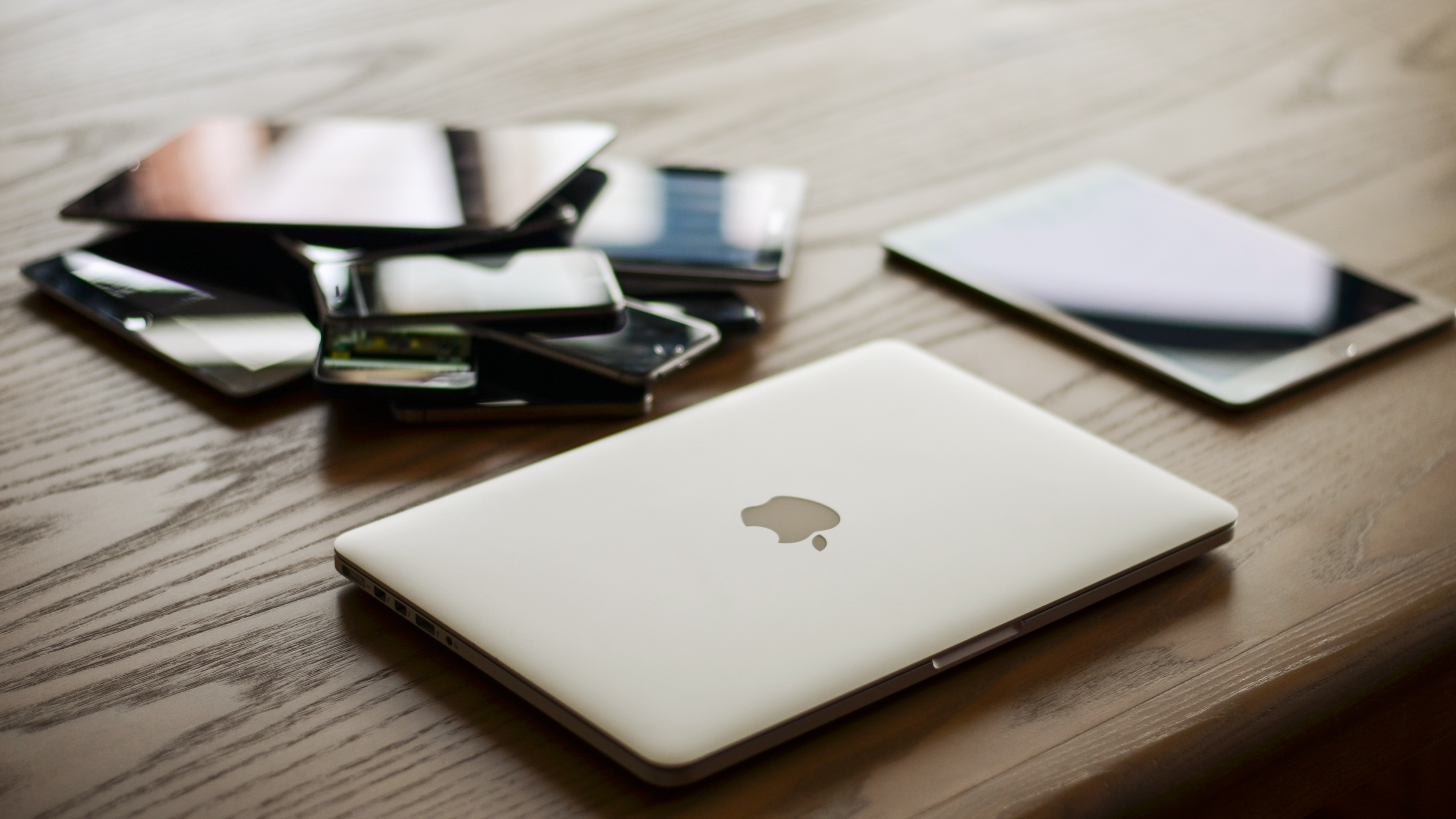 Silver Macbook on Brown Wooden Table. Wallpaper in 3840x2160 Resolution