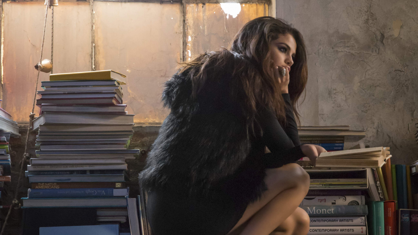 Selena Gomez, Les Cheveux Longs, Fourrure, Séance, Jambe. Wallpaper in 1366x768 Resolution