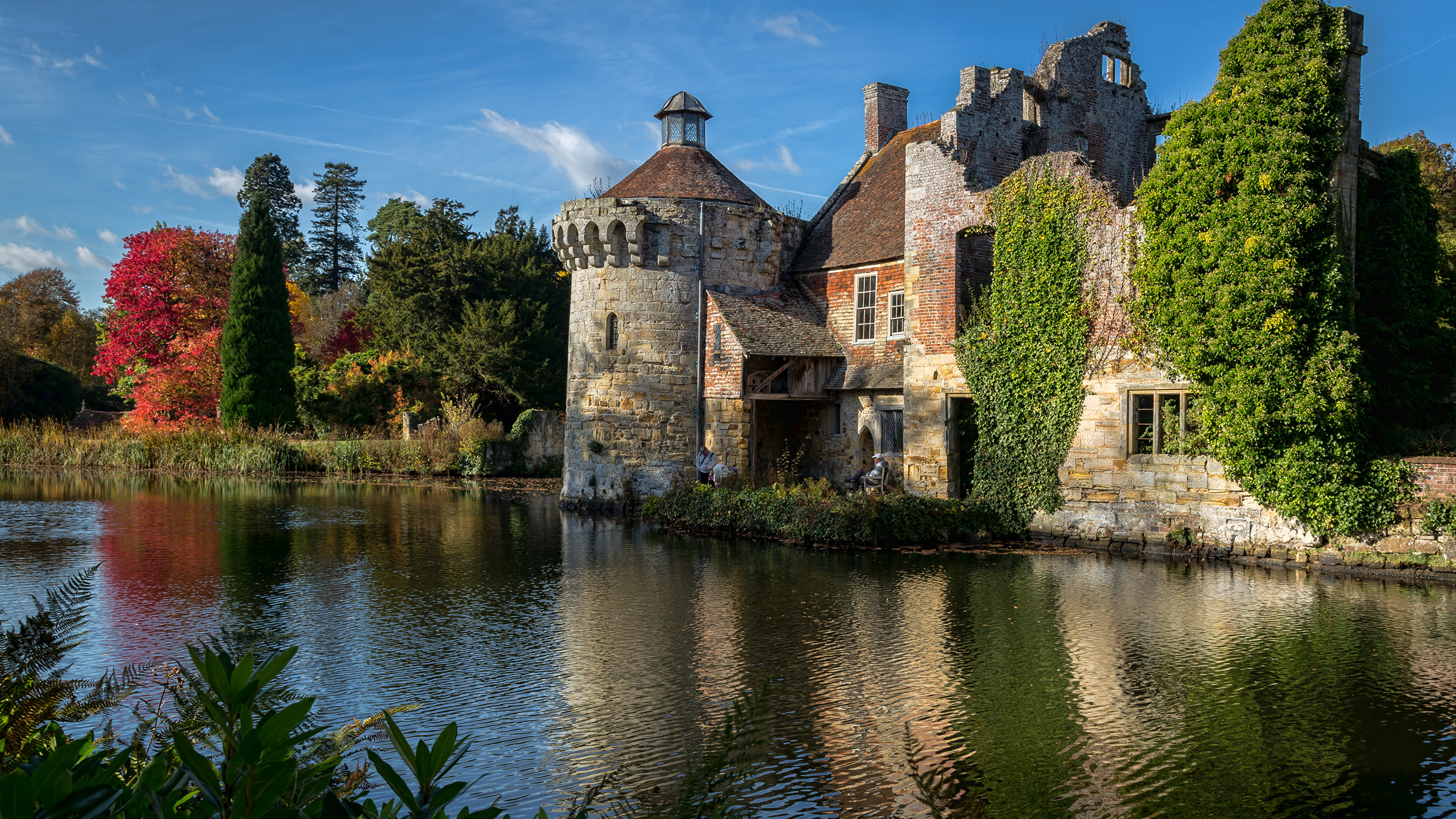 Edificio de Ladrillo Marrón Junto al Cuerpo de Agua Bajo un Cielo Azul Durante el Día. Wallpaper in 3840x2160 Resolution