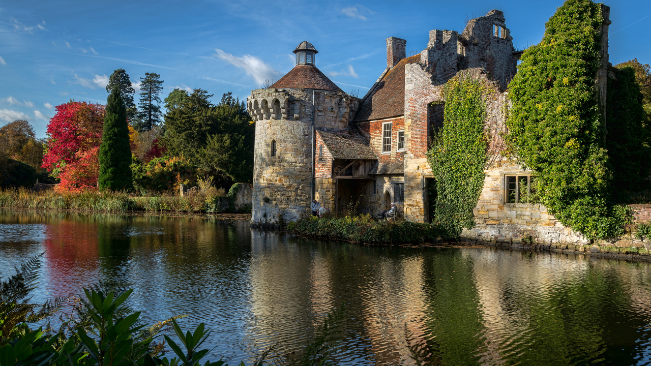 Bâtiment en Briques Brunes à Côté D'un Plan D'eau Sous un Ciel Bleu Pendant la Journée. Wallpaper in 1280x720 Resolution