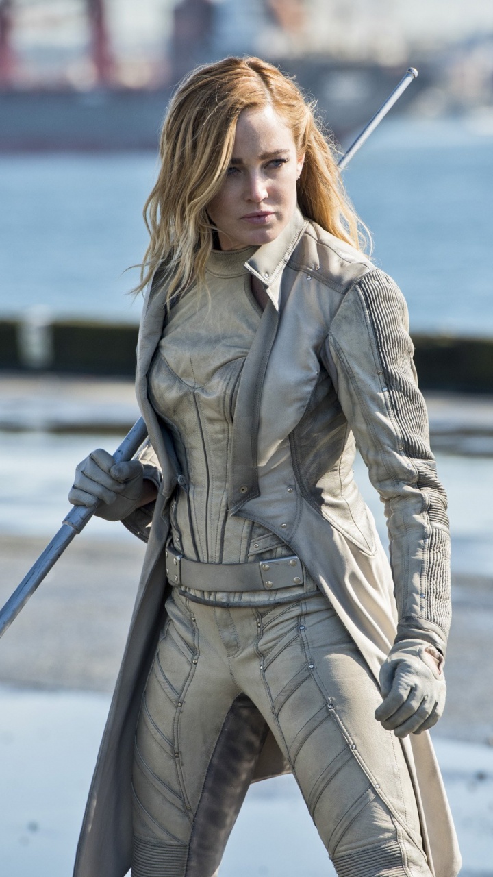 Femme en Manteau Gris et Pantalon Blanc Tenant un Bâton Noir et Blanc. Wallpaper in 720x1280 Resolution