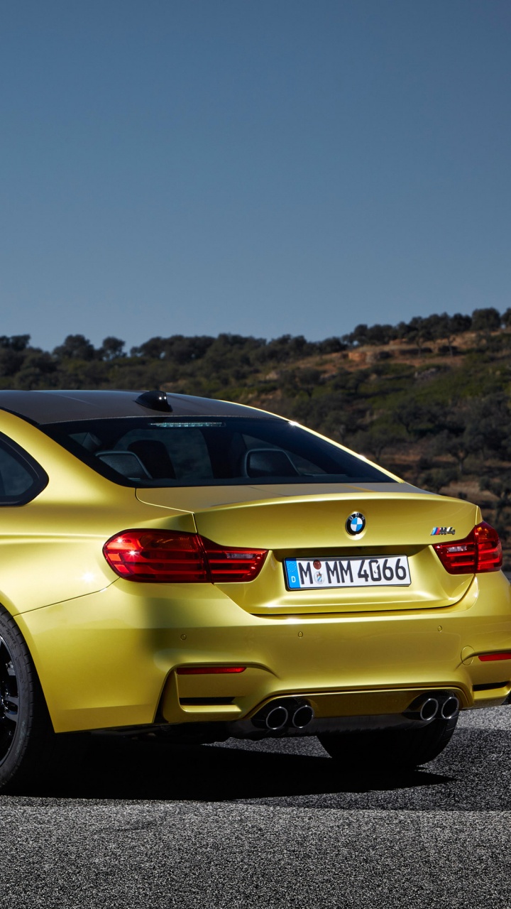 Bmw m 3 Amarillo en la Carretera Durante el Día. Wallpaper in 720x1280 Resolution