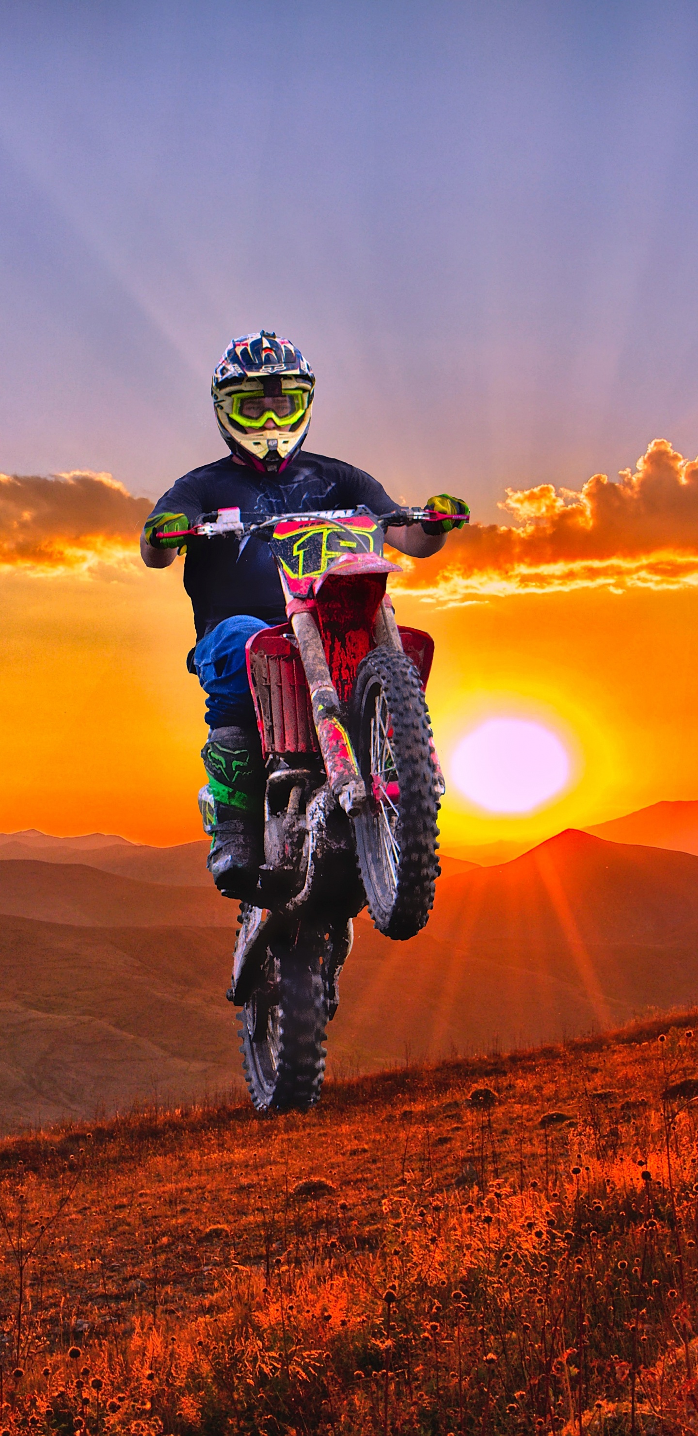 Hombre de Chaqueta Negra de Pie Sobre el Campo de Hierba Marrón Durante el Día. Wallpaper in 1440x2960 Resolution