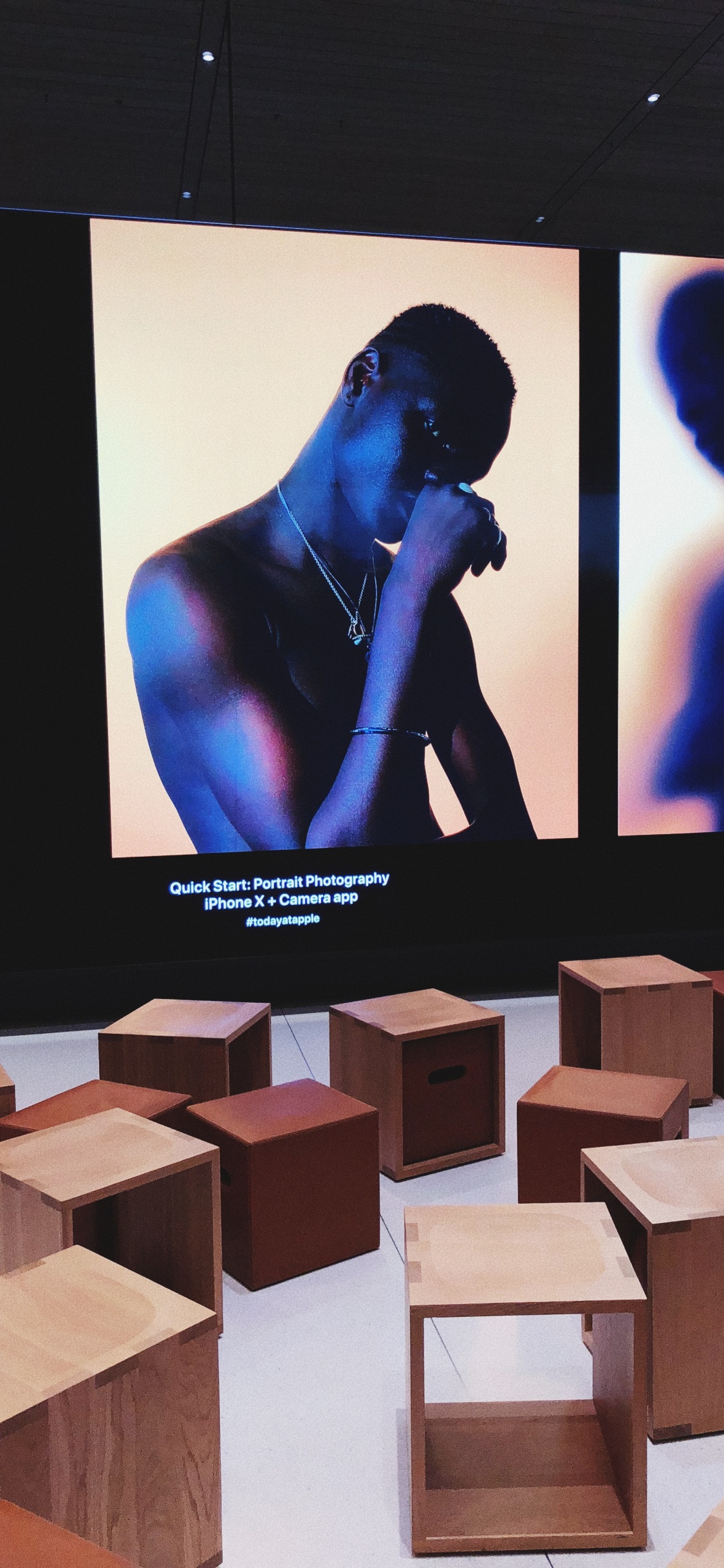 Tabelle, Holzblock, Sperrholz, Apple, Geschäft. Wallpaper in 1125x2436 Resolution