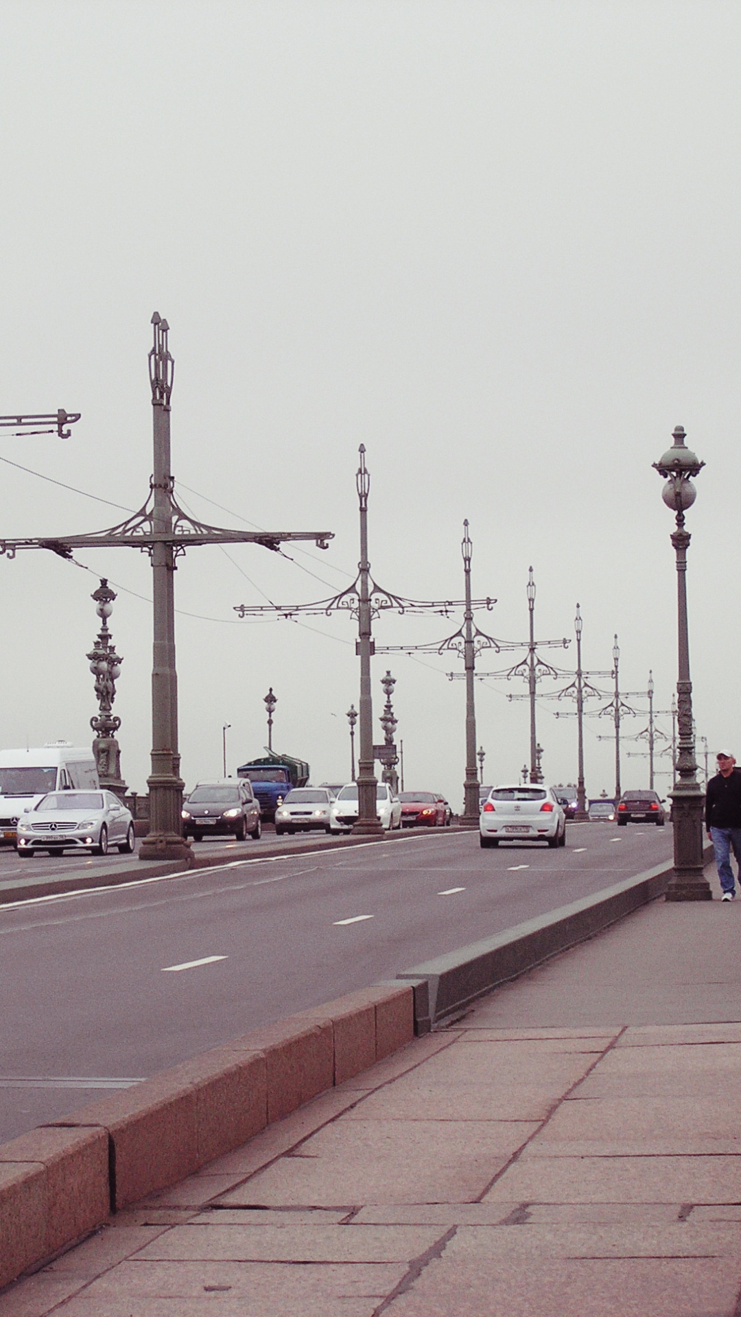 Personnes Marchant Sur le Trottoir Près Des Lampadaires Pendant la Journée. Wallpaper in 1080x1920 Resolution