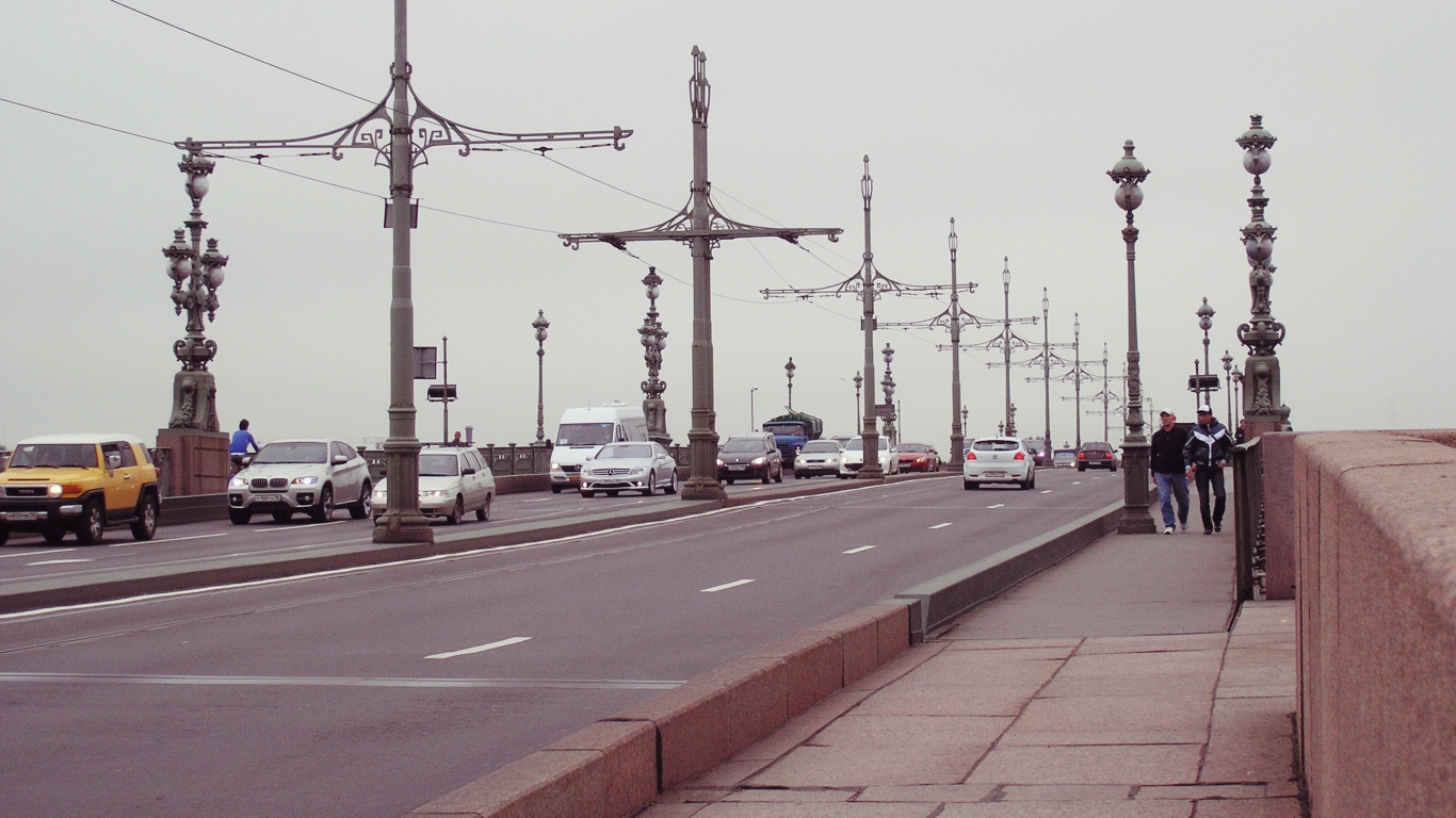 Personnes Marchant Sur le Trottoir Près Des Lampadaires Pendant la Journée. Wallpaper in 1366x768 Resolution