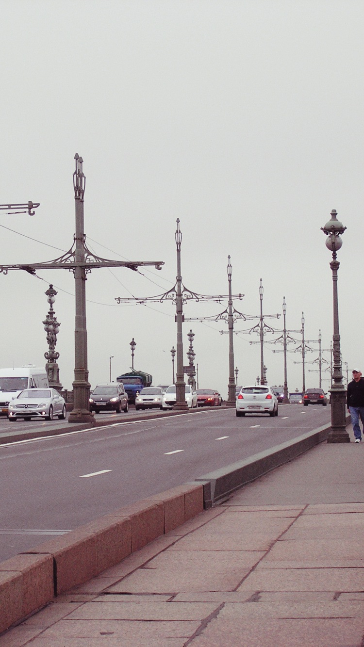 Menschen, Die Tagsüber Auf Dem Bürgersteig in Der Nähe Von Straßenlaternen Gehen. Wallpaper in 750x1334 Resolution