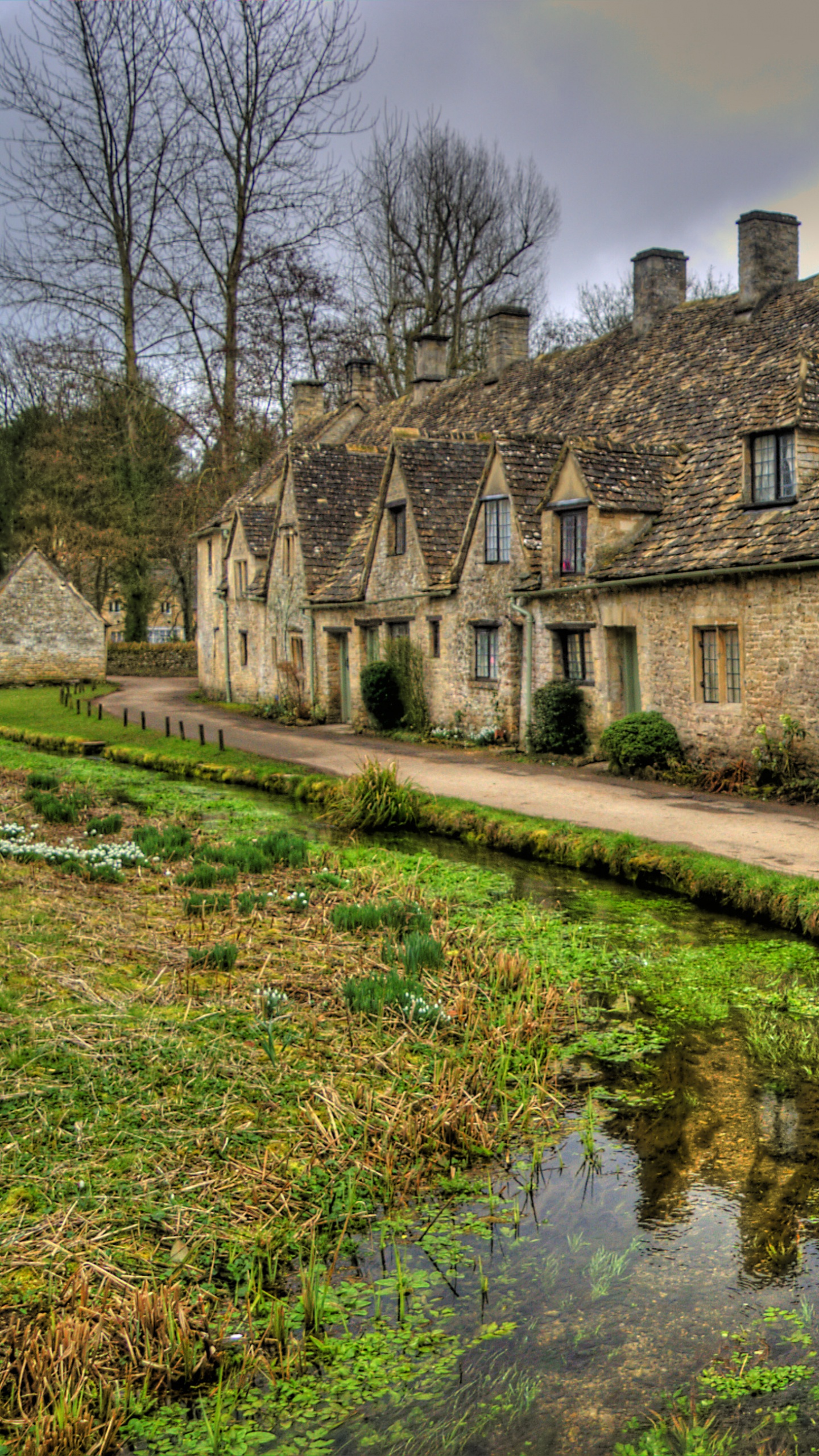 Braunes Backsteingebäude in Der Nähe Des Flusses. Wallpaper in 1440x2560 Resolution