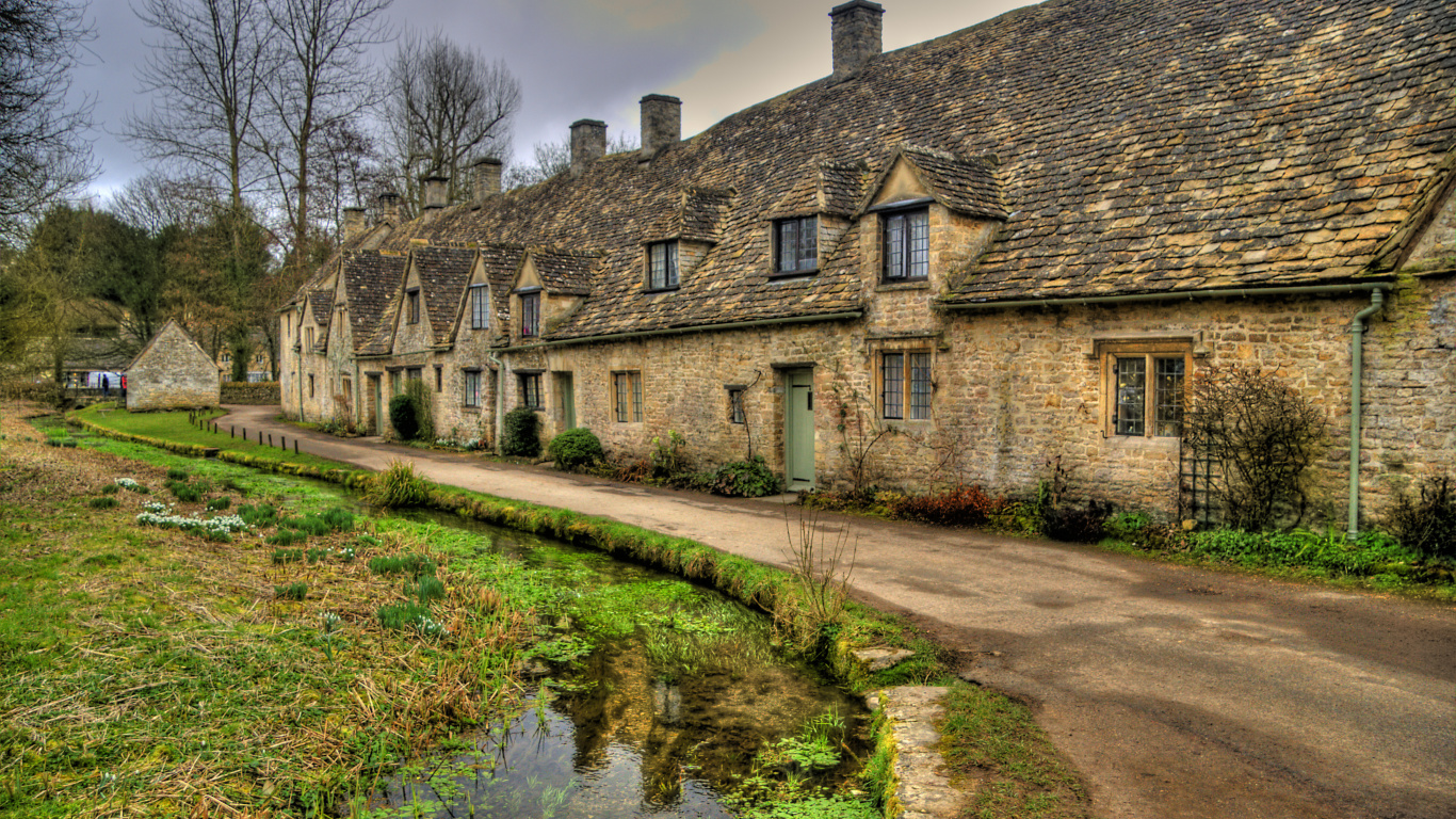Bâtiment en Briques Brunes Près de la Rivière. Wallpaper in 1366x768 Resolution