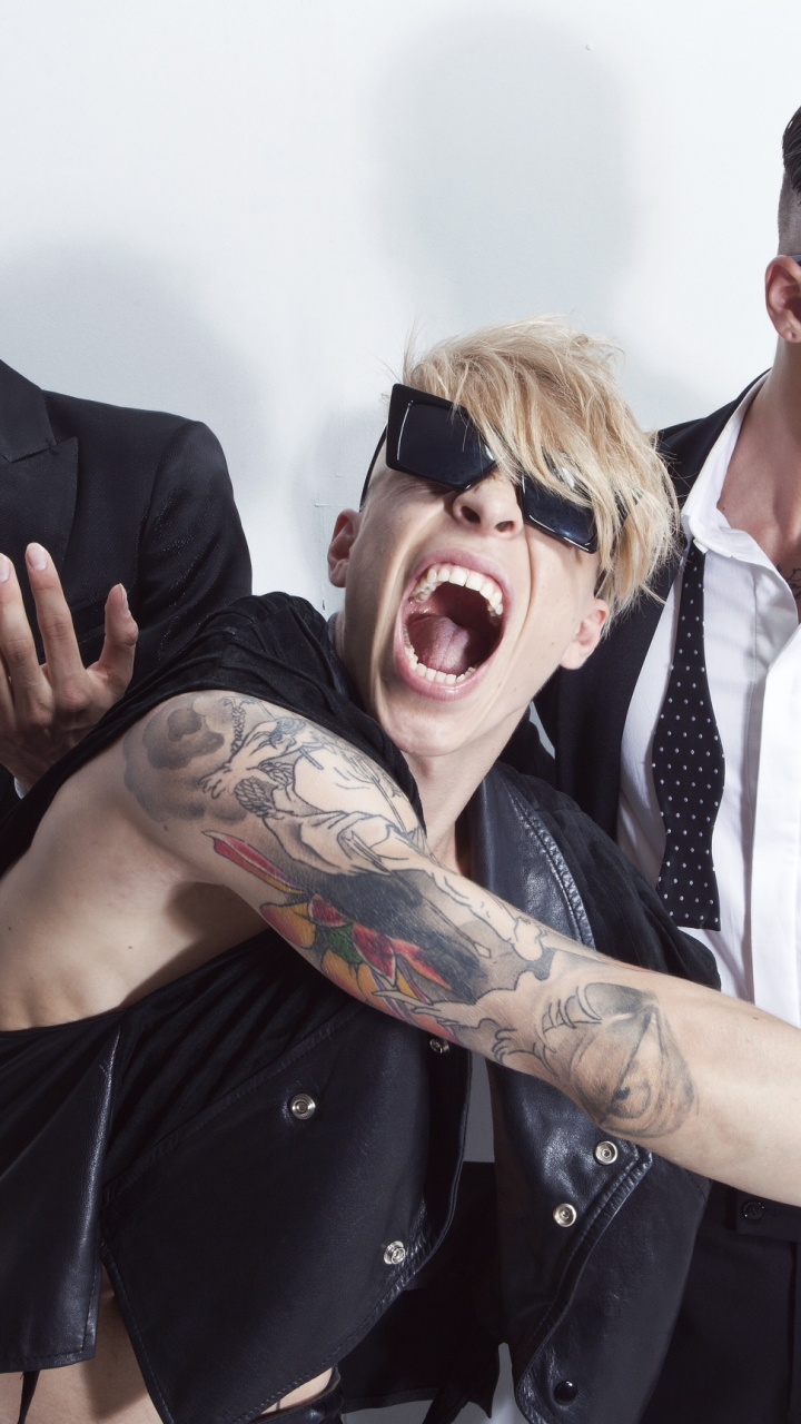 Musical Ensemble, Quest Pistols Show, Eyewear, Fashion, Fun. Wallpaper in 720x1280 Resolution