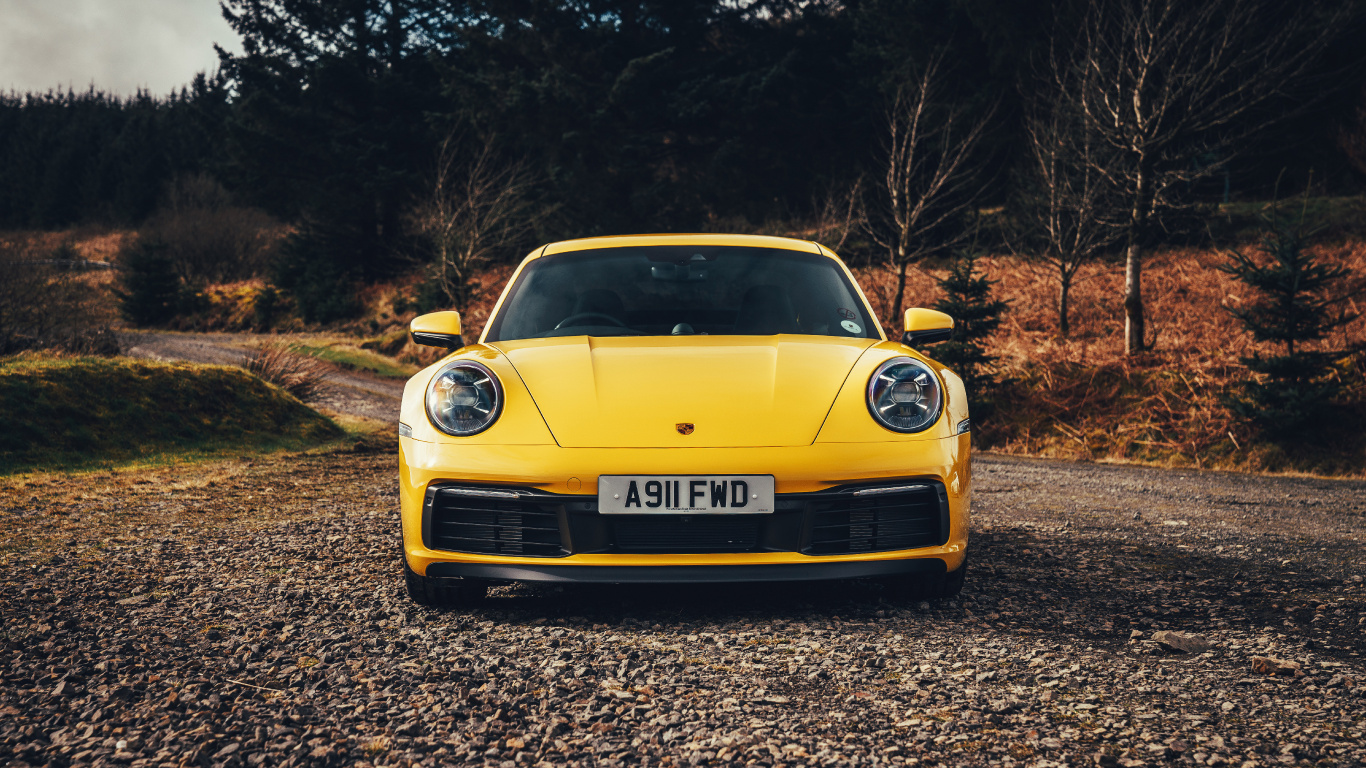 Porsche 911 Amarillo en Camino de Tierra Durante el Día. Wallpaper in 1366x768 Resolution