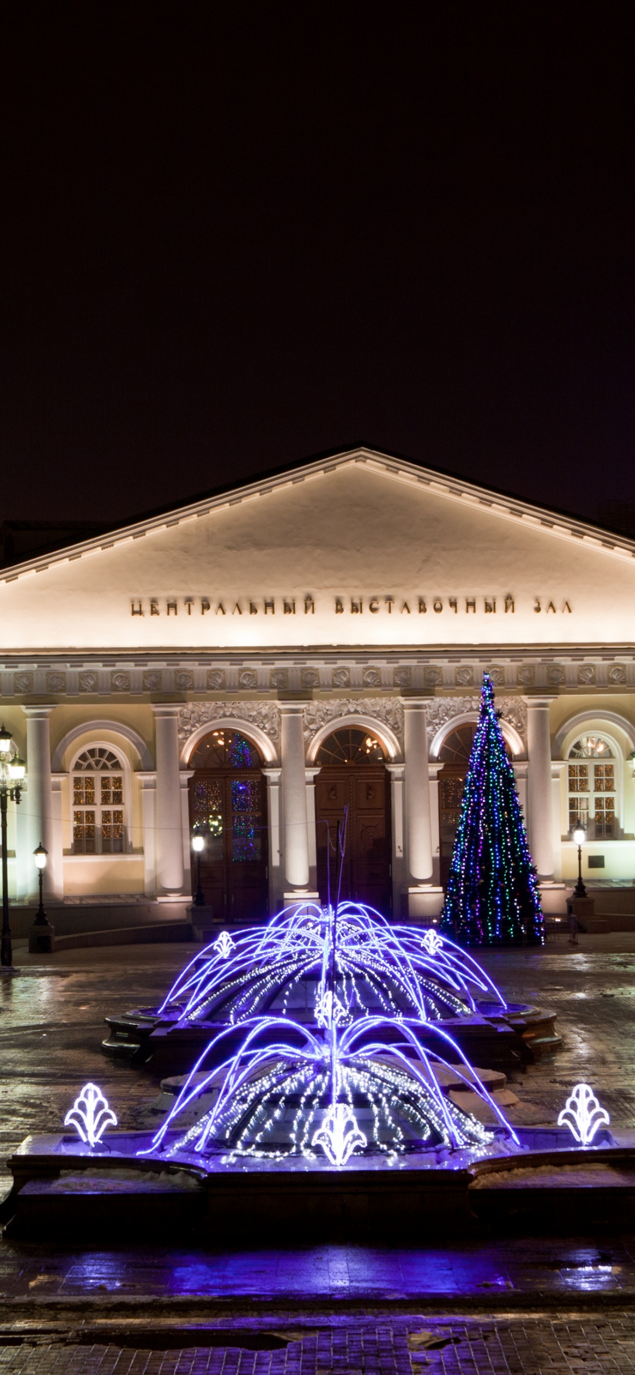 Weißes Und Braunes Betongebäude Während Der Nacht. Wallpaper in 1242x2688 Resolution