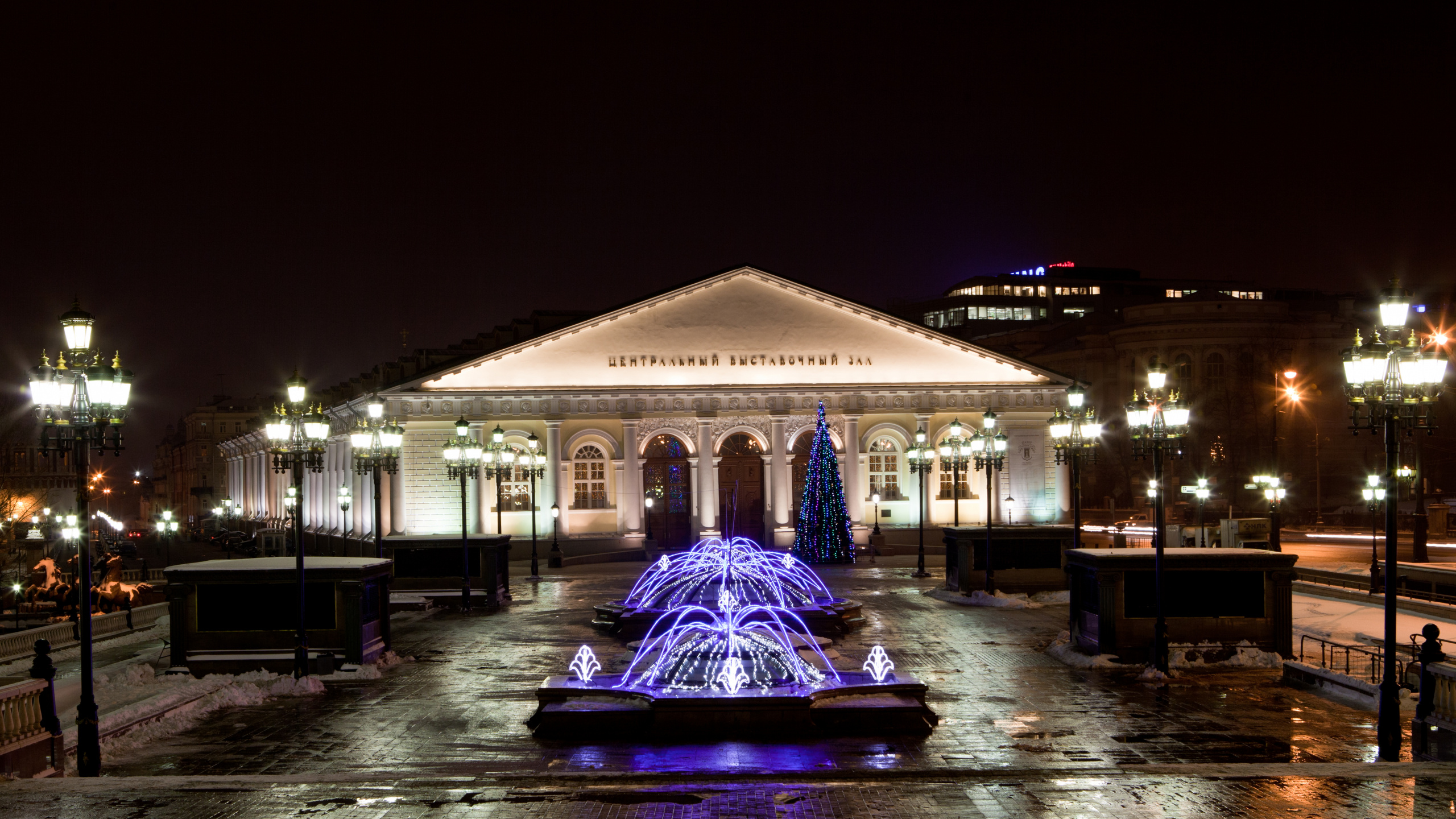 Weißes Und Braunes Betongebäude Während Der Nacht. Wallpaper in 2560x1440 Resolution