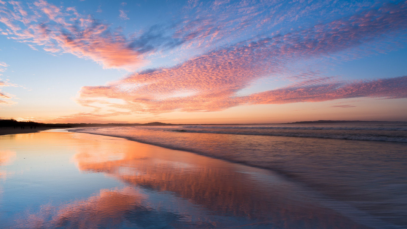 Ciel Bleu et Nuages Blancs Sur le Lac. Wallpaper in 1366x768 Resolution