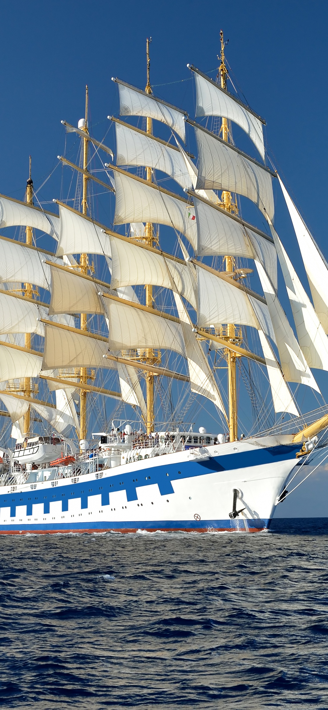 Velero Blanco en el Mar Durante el Día. Wallpaper in 1125x2436 Resolution