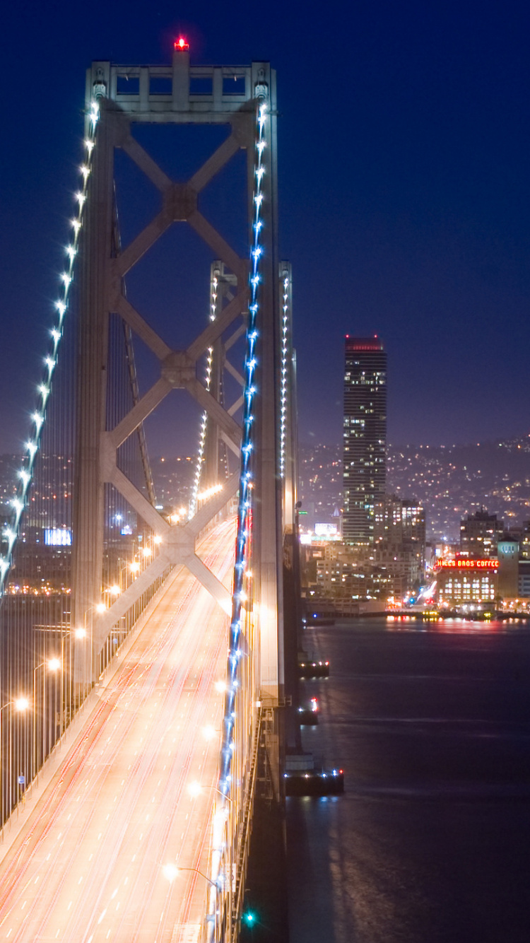 Pont Blanc Au-dessus D'un Plan D'eau Pendant la Nuit. Wallpaper in 750x1334 Resolution