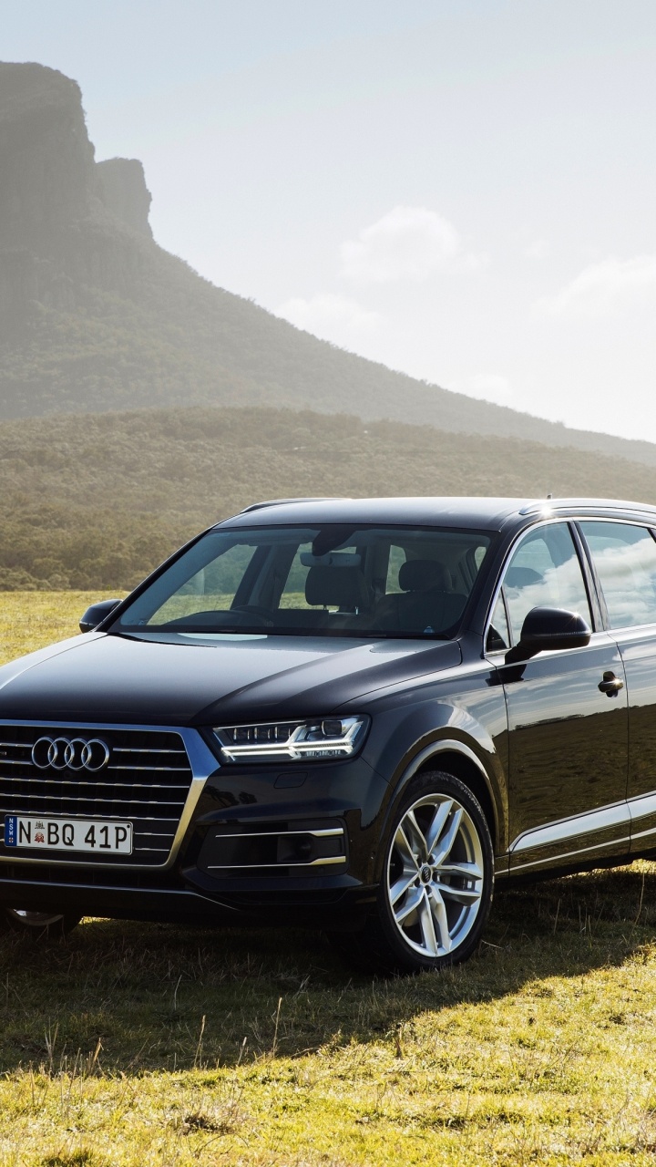 Audi Noire a 4 Sur Terrain D'herbe Verte. Wallpaper in 720x1280 Resolution