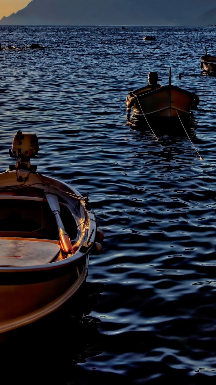 Bateau, Eau, Motomarine, Lumière, Lac. Wallpaper in 750x1334 Resolution