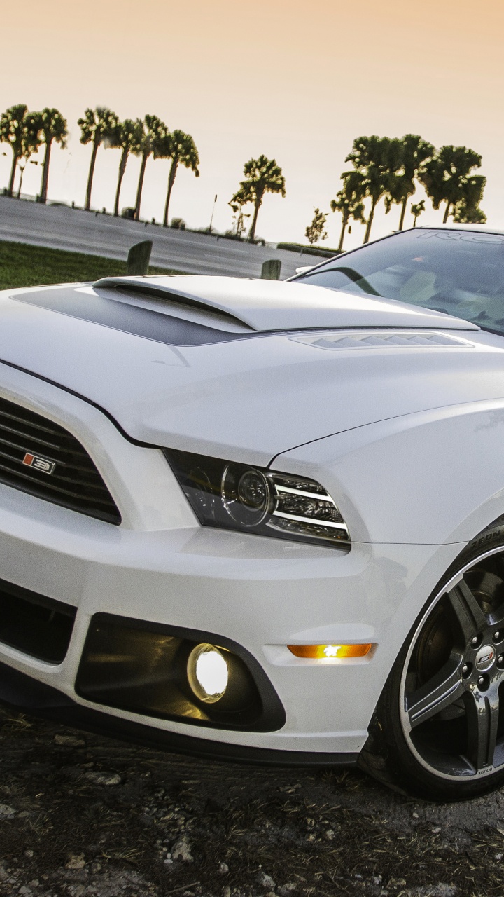 Weißer Porsche 911 Auf Grauem Feldweg Tagsüber. Wallpaper in 720x1280 Resolution