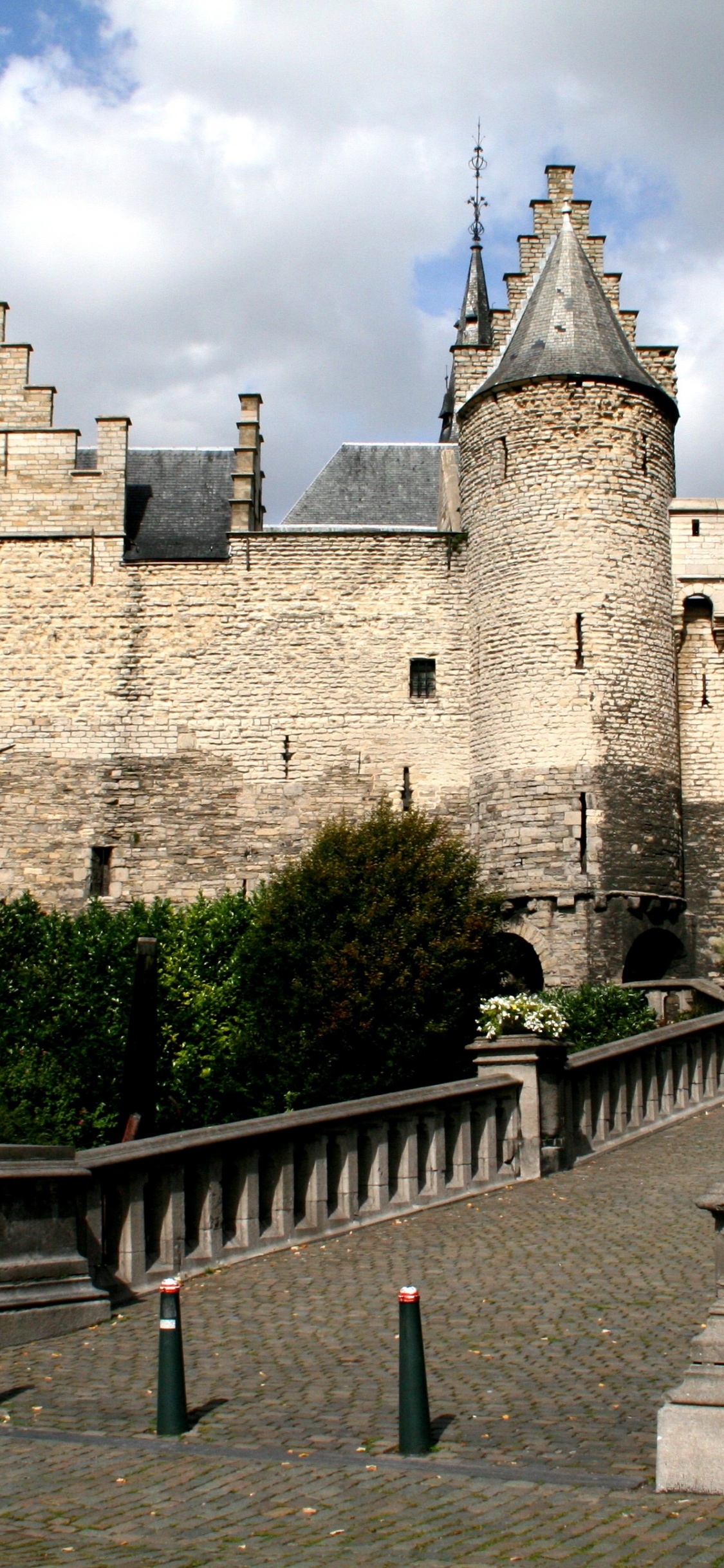 Brown Concrete Castle Under Blue Sky During Daytime. Wallpaper in 1125x2436 Resolution