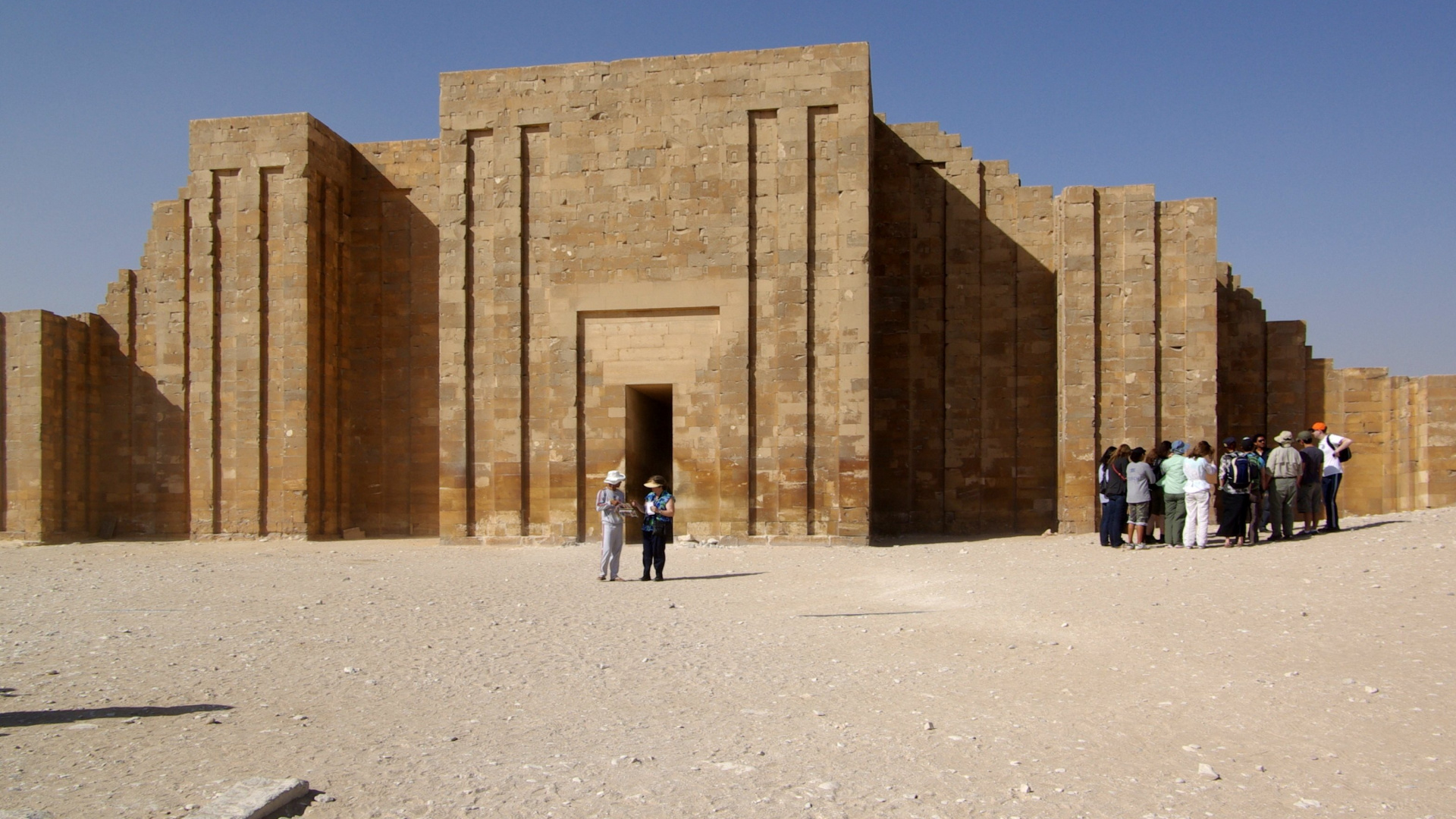 Gente Caminando Cerca Del Edificio de Hormigón Marrón Durante el Día. Wallpaper in 1920x1080 Resolution