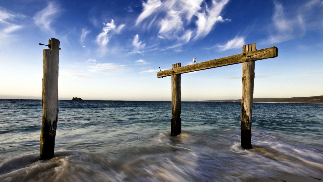 Poste de Madera Marrón Sobre el Agua de Mar Bajo un Cielo Azul Durante el Día. Wallpaper in 1366x768 Resolution