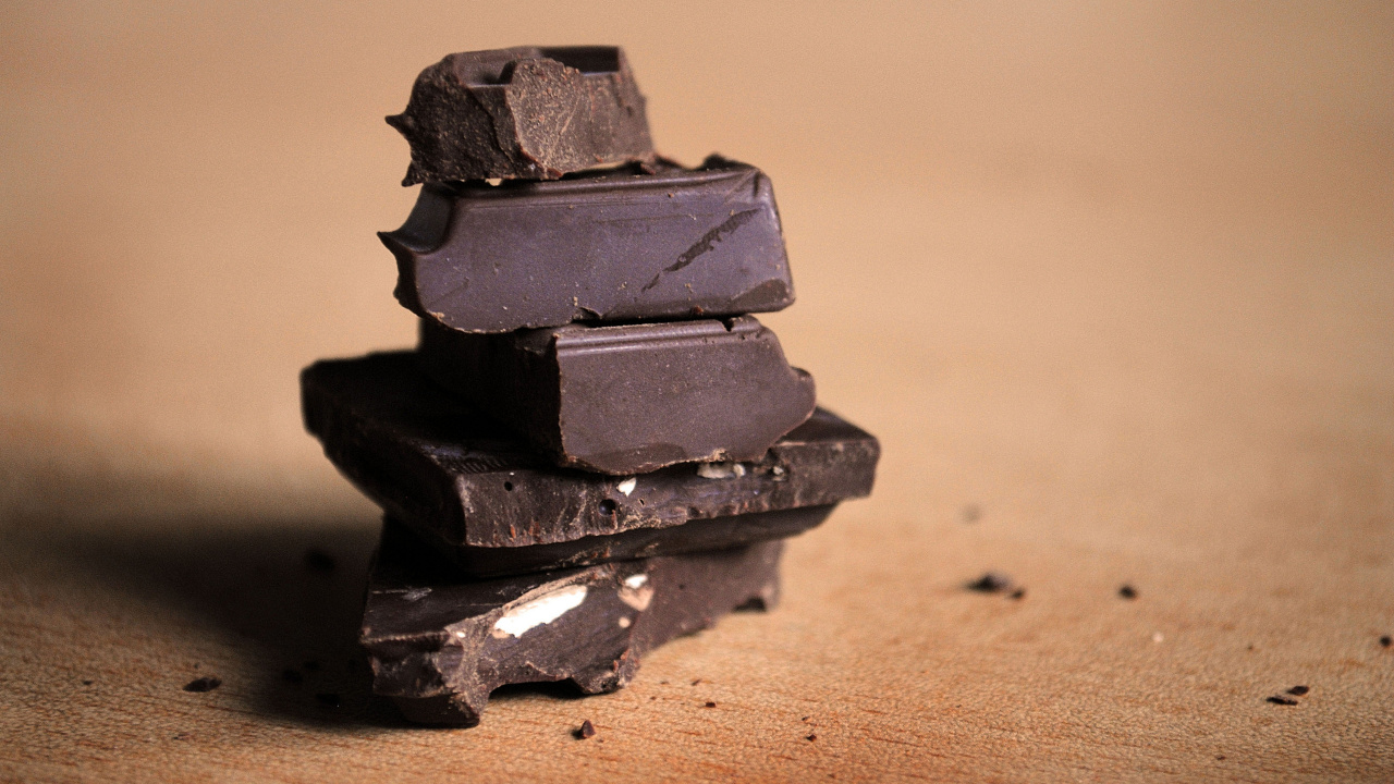 Black Chocolate on Brown Wooden Table. Wallpaper in 1280x720 Resolution