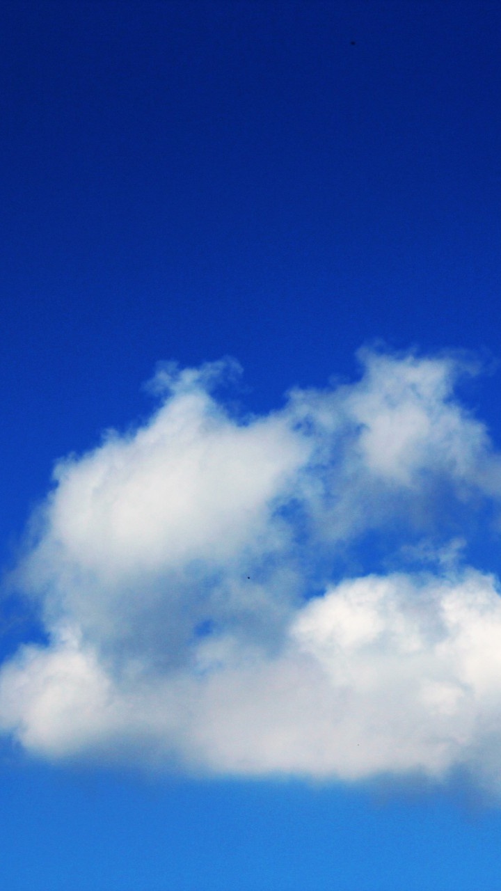 Weiße Wolken Und Blauer Himmel Tagsüber. Wallpaper in 720x1280 Resolution
