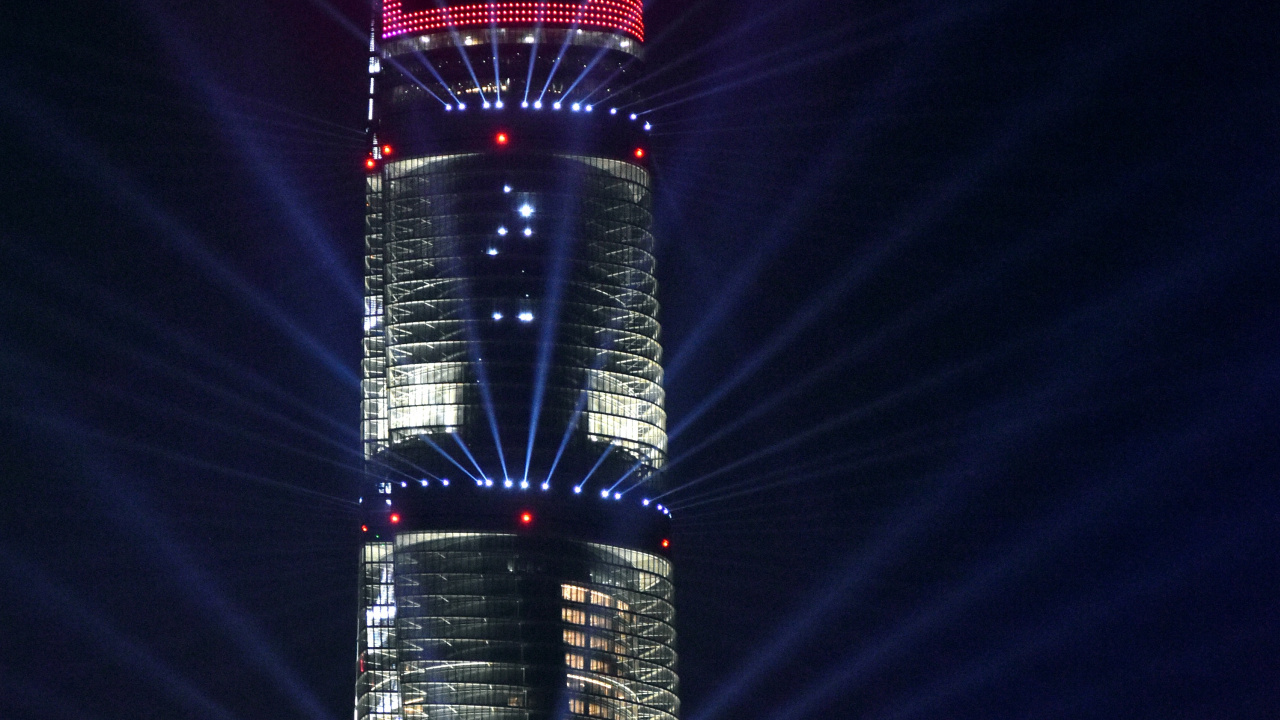 Tour Rouge et Noire Pendant la Nuit. Wallpaper in 1280x720 Resolution