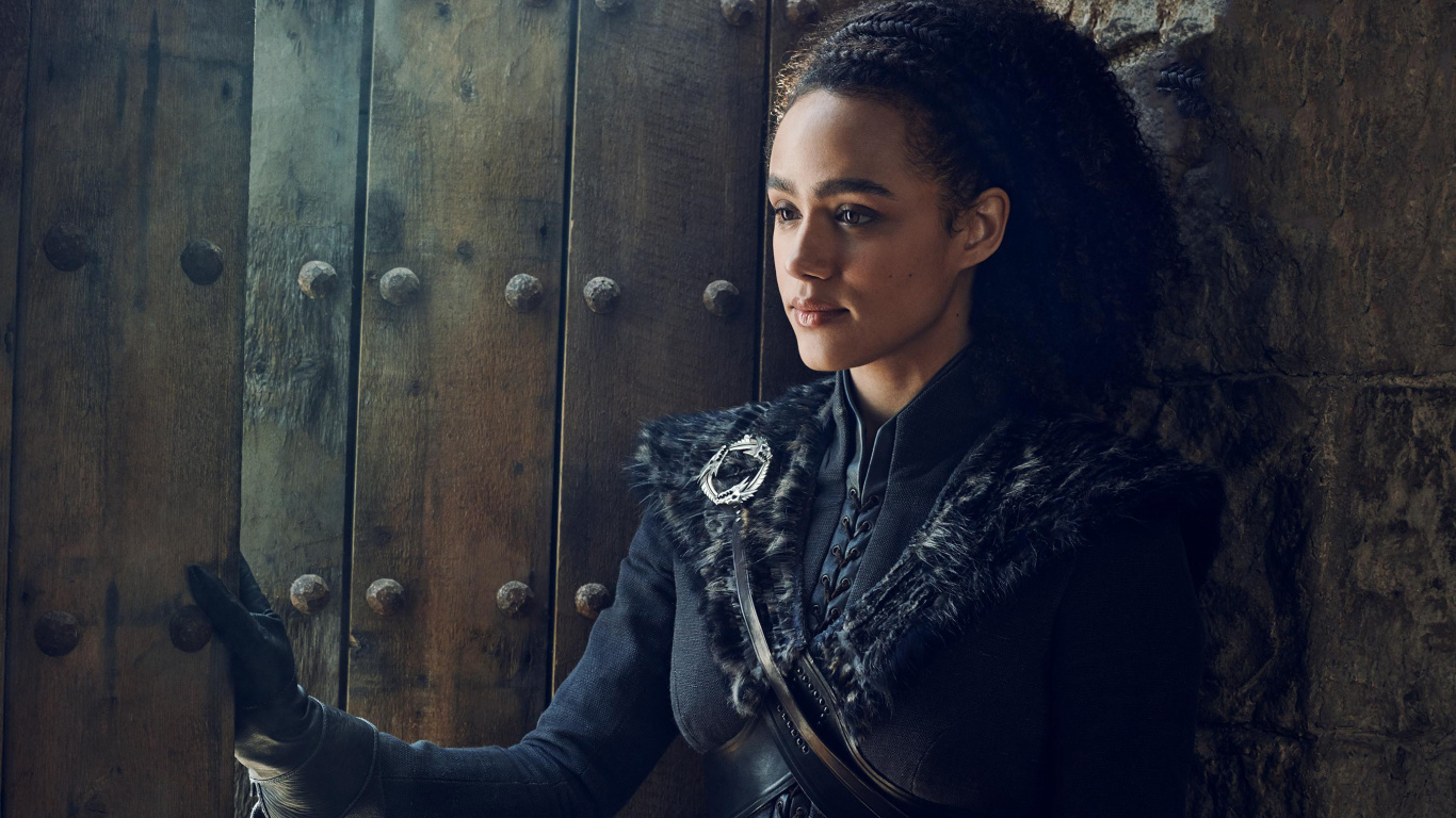 Frau in Schwarzer Jacke Lehnt an Brauner Holztür. Wallpaper in 1366x768 Resolution