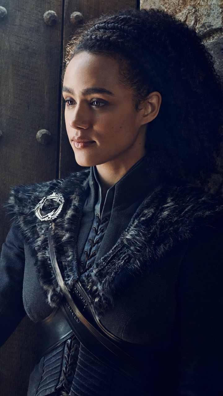 Femme en Veste Noire S'appuyant Sur Une Porte en Bois Marron. Wallpaper in 720x1280 Resolution