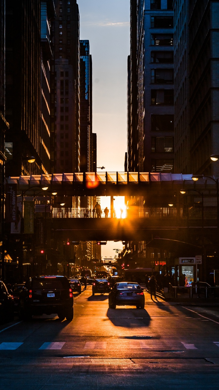 Coches en la Carretera Durante la Noche.. Wallpaper in 720x1280 Resolution