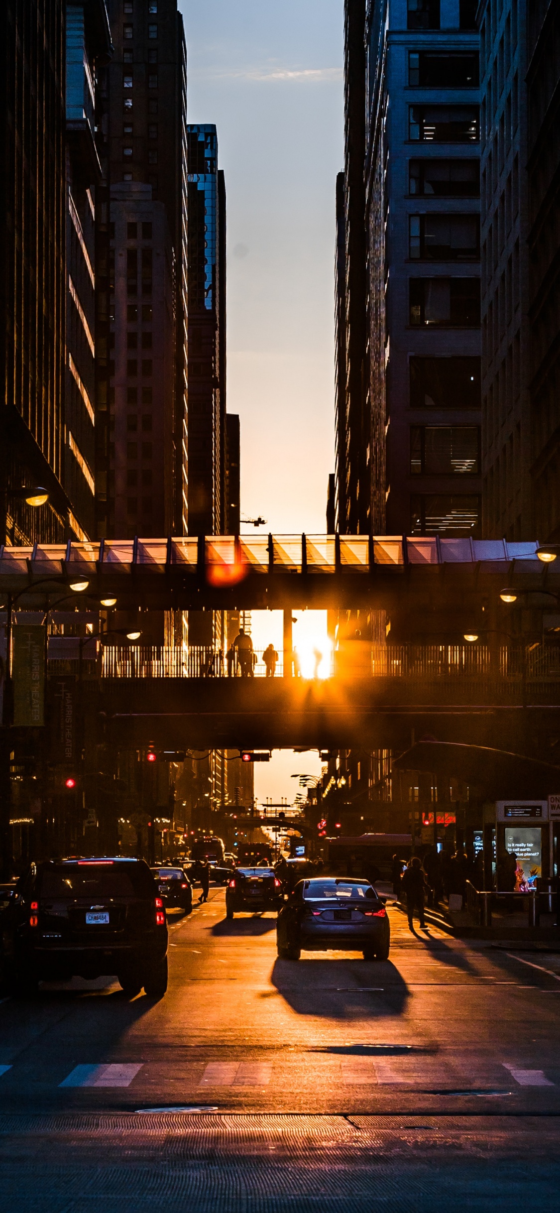 Autos Auf Der Straße Während Der Nachtzeit. Wallpaper in 1125x2436 Resolution
