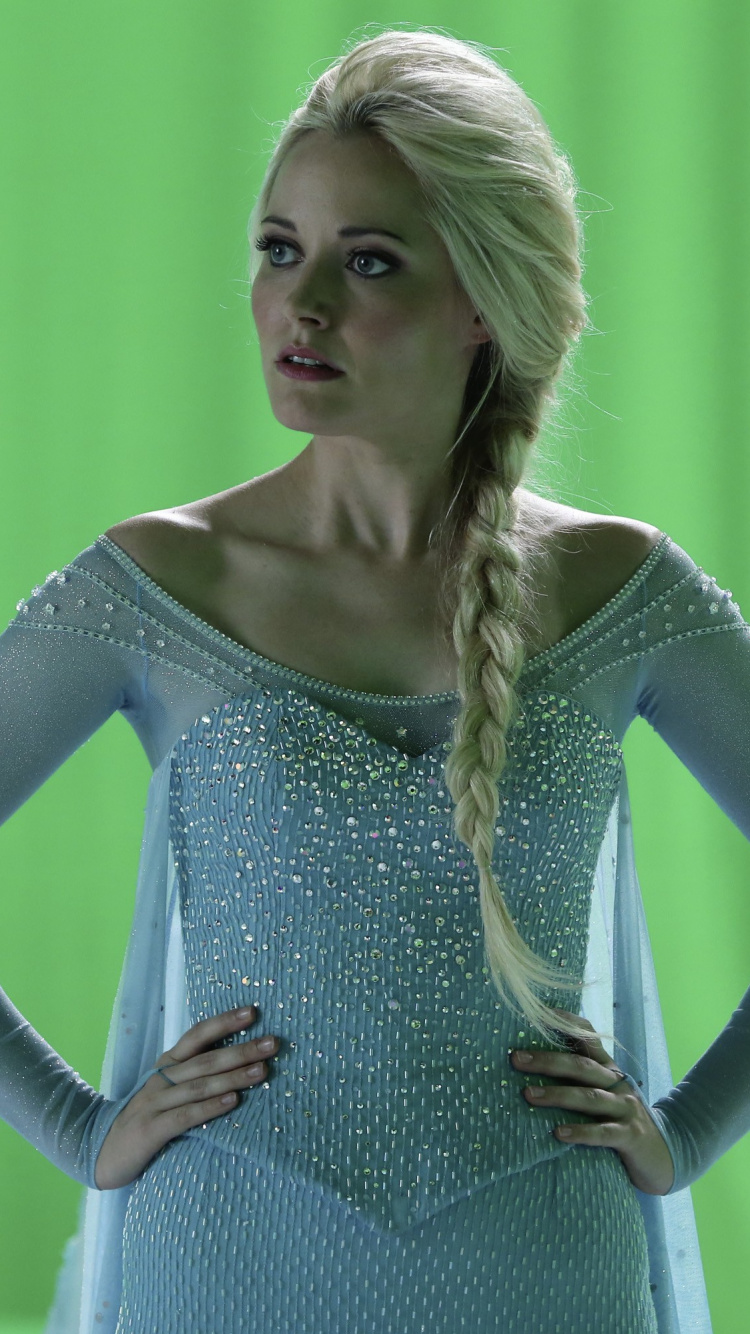 Femme en Robe à Pois Bleu et Blanc. Wallpaper in 750x1334 Resolution