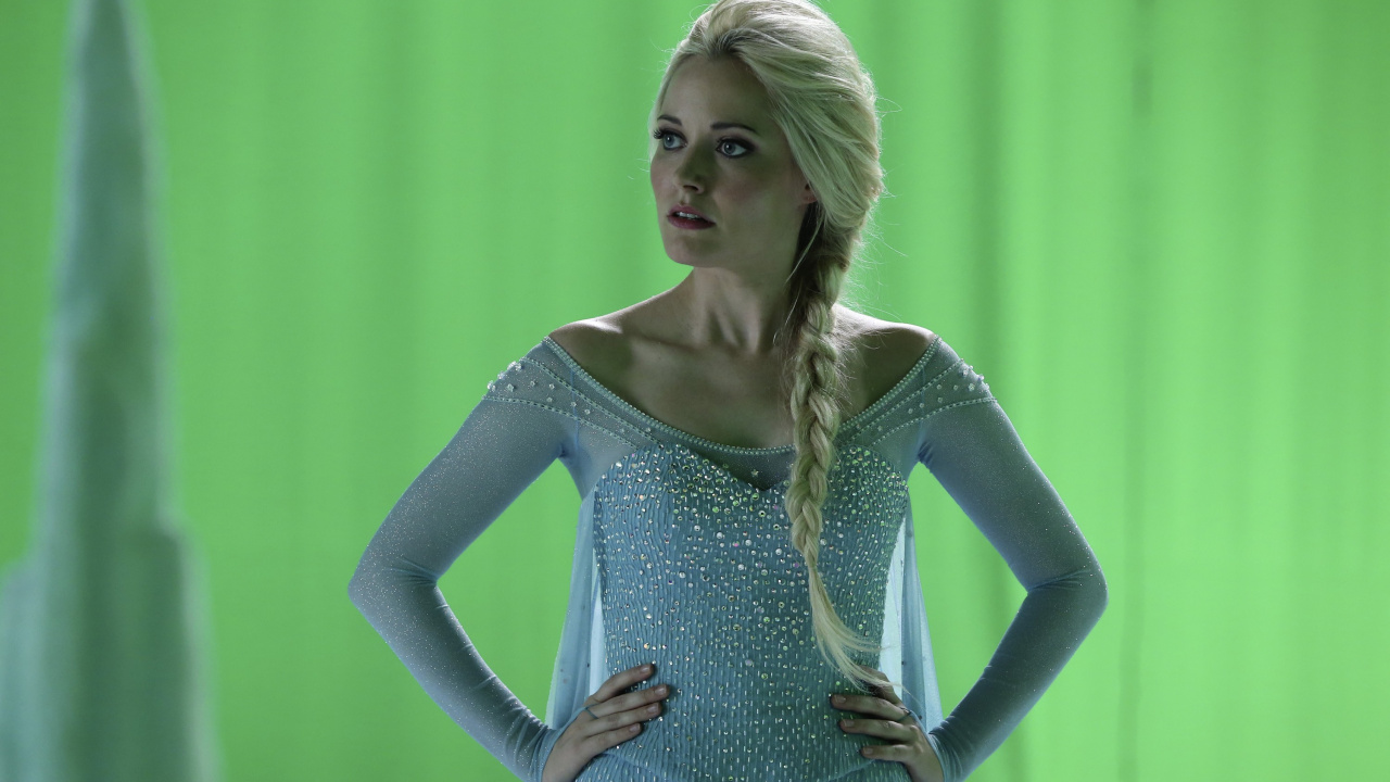 Frau im Blau-weiß Gepunkteten Kleid. Wallpaper in 1280x720 Resolution