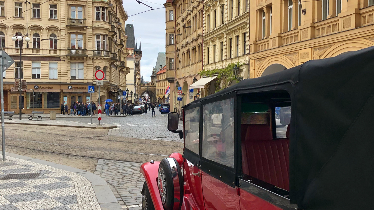 Kleine Seite, König, Mitte Größe Auto, Fenster, KFZ-Reifen. Wallpaper in 1280x720 Resolution