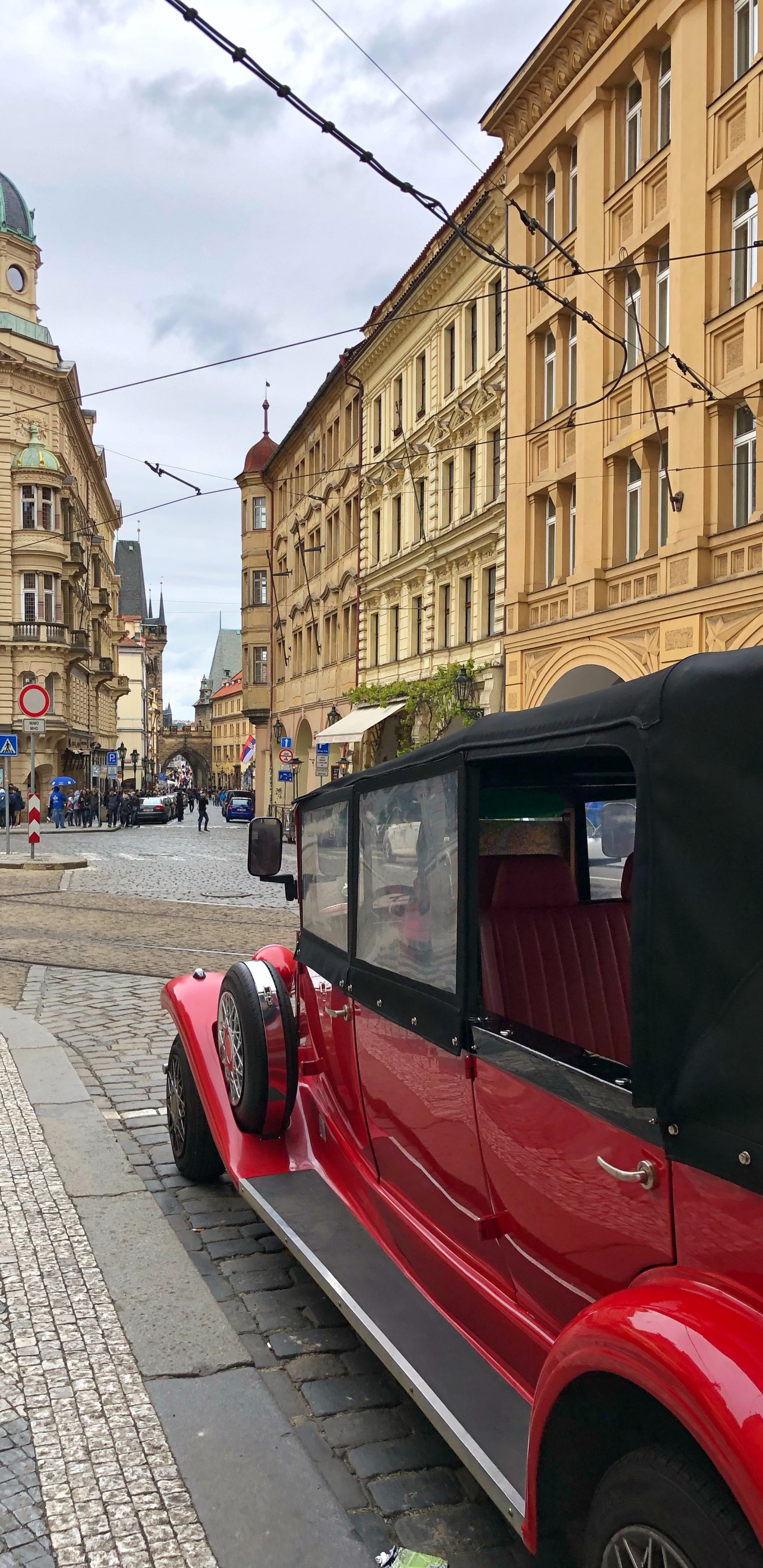 Kleine Seite, König, Mitte Größe Auto, Fenster, KFZ-Reifen. Wallpaper in 1440x2960 Resolution