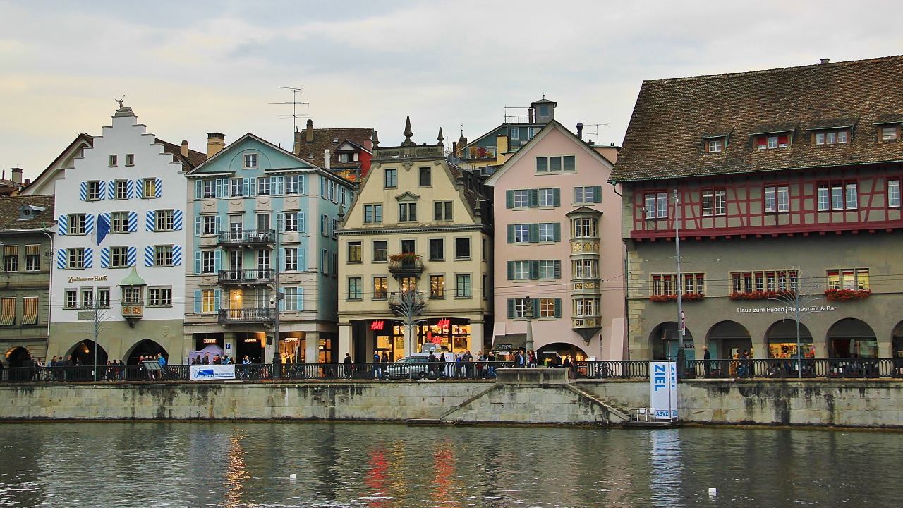 Bâtiment en Béton Brun et Blanc à Côté D'un Plan D'eau Pendant la Journée. Wallpaper in 1280x720 Resolution