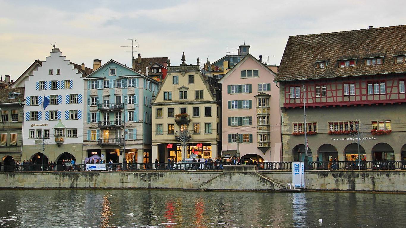 Bâtiment en Béton Brun et Blanc à Côté D'un Plan D'eau Pendant la Journée. Wallpaper in 1366x768 Resolution