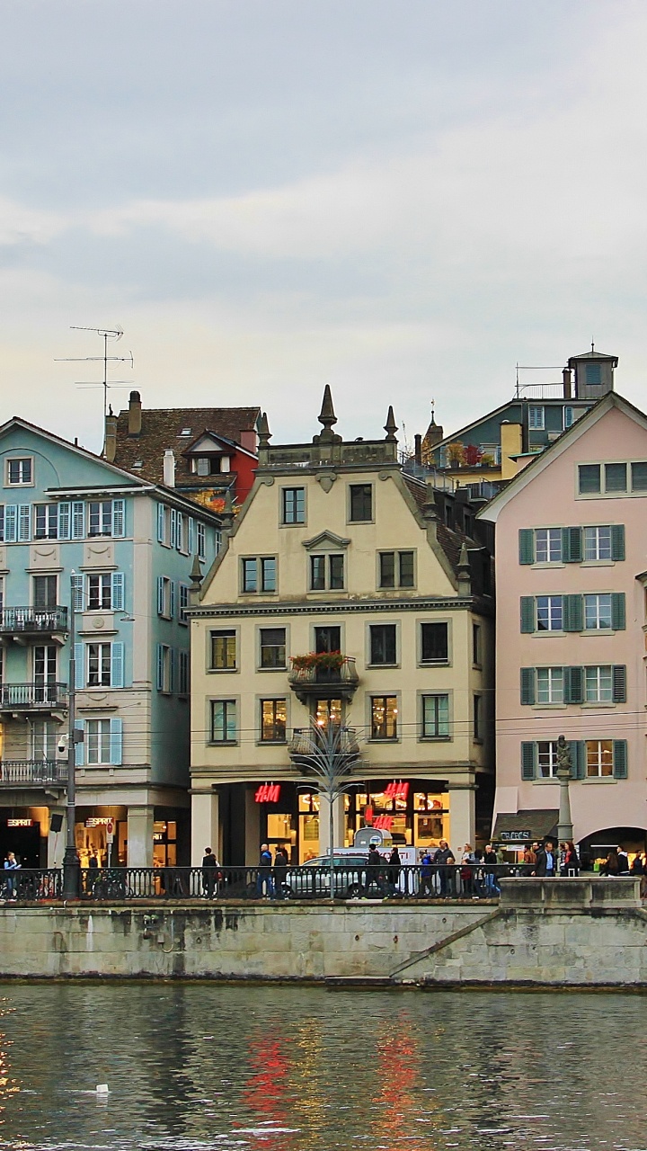 Bâtiment en Béton Brun et Blanc à Côté D'un Plan D'eau Pendant la Journée. Wallpaper in 720x1280 Resolution