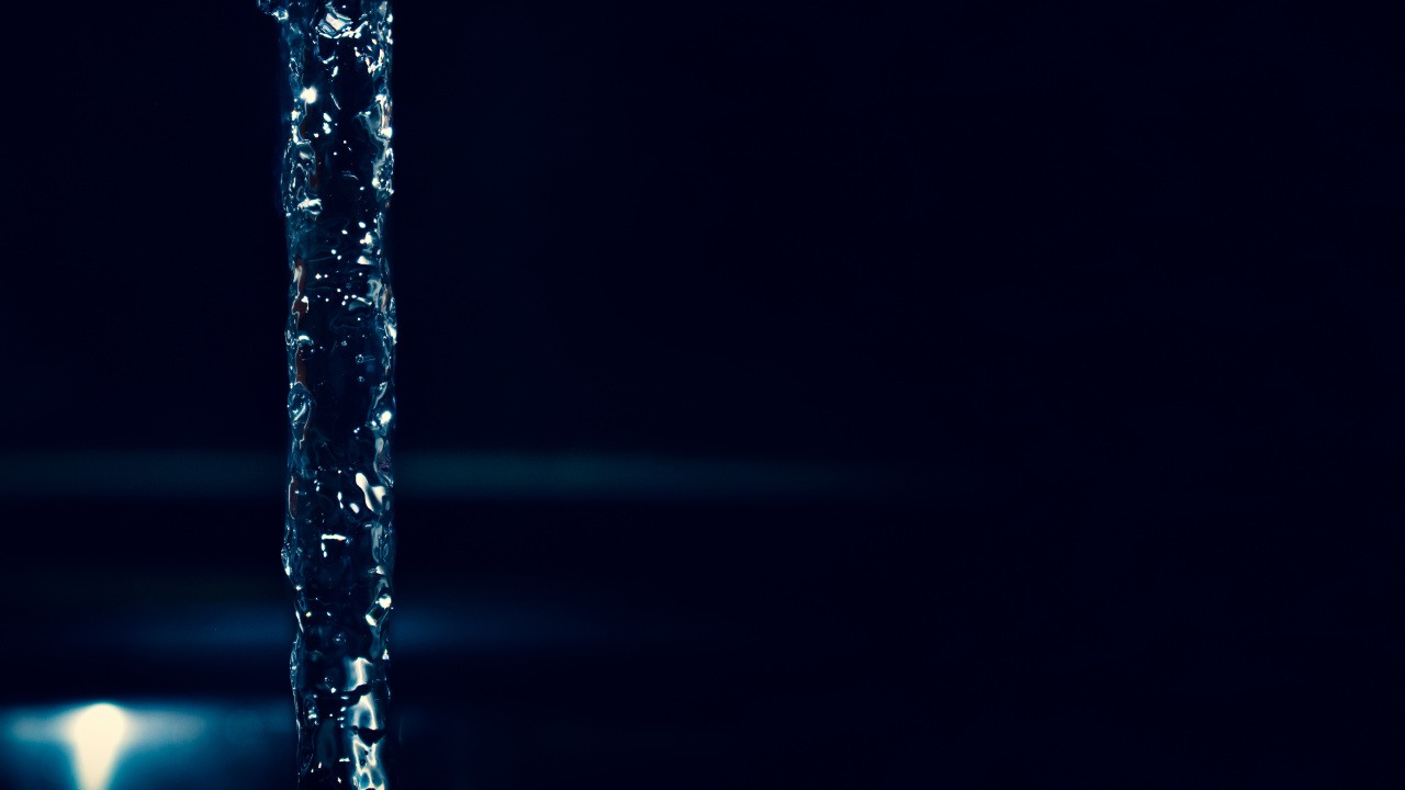 Salpicaduras de Agua Sobre Fondo Negro. Wallpaper in 1280x720 Resolution