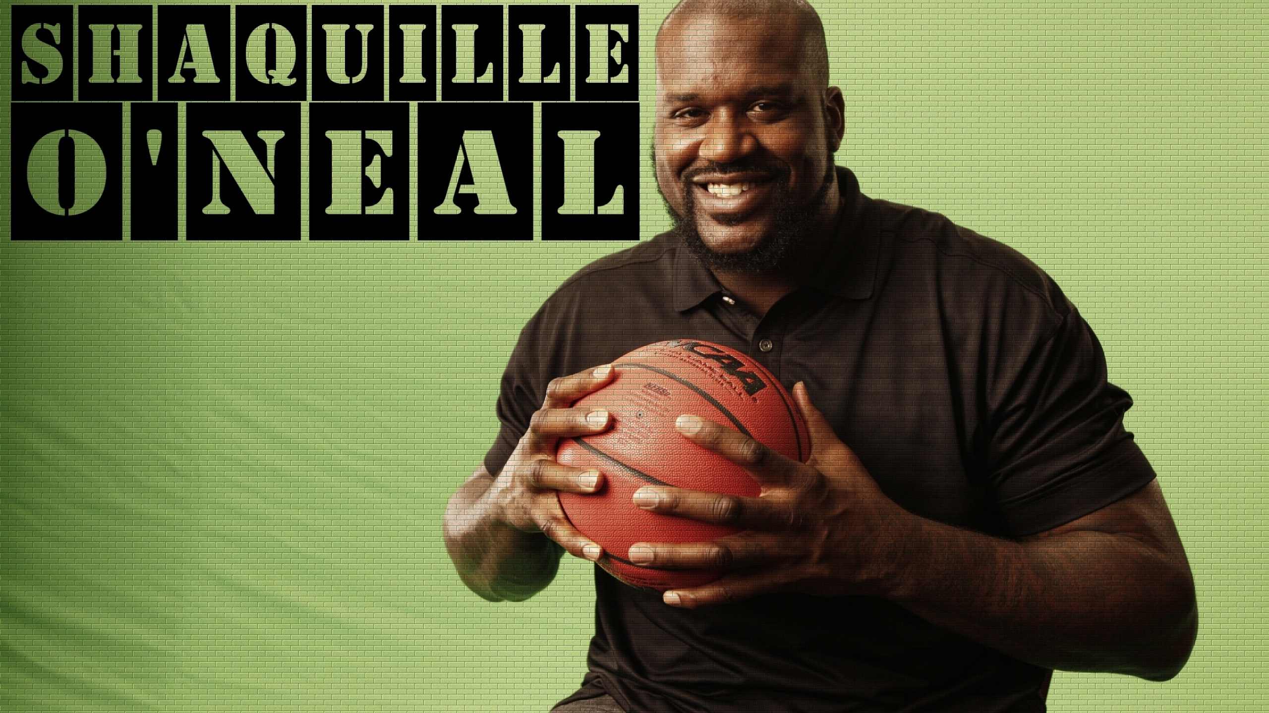 Hombre en Camiseta Negra Con Cuello Redondo Sosteniendo Baloncesto. Wallpaper in 2560x1440 Resolution