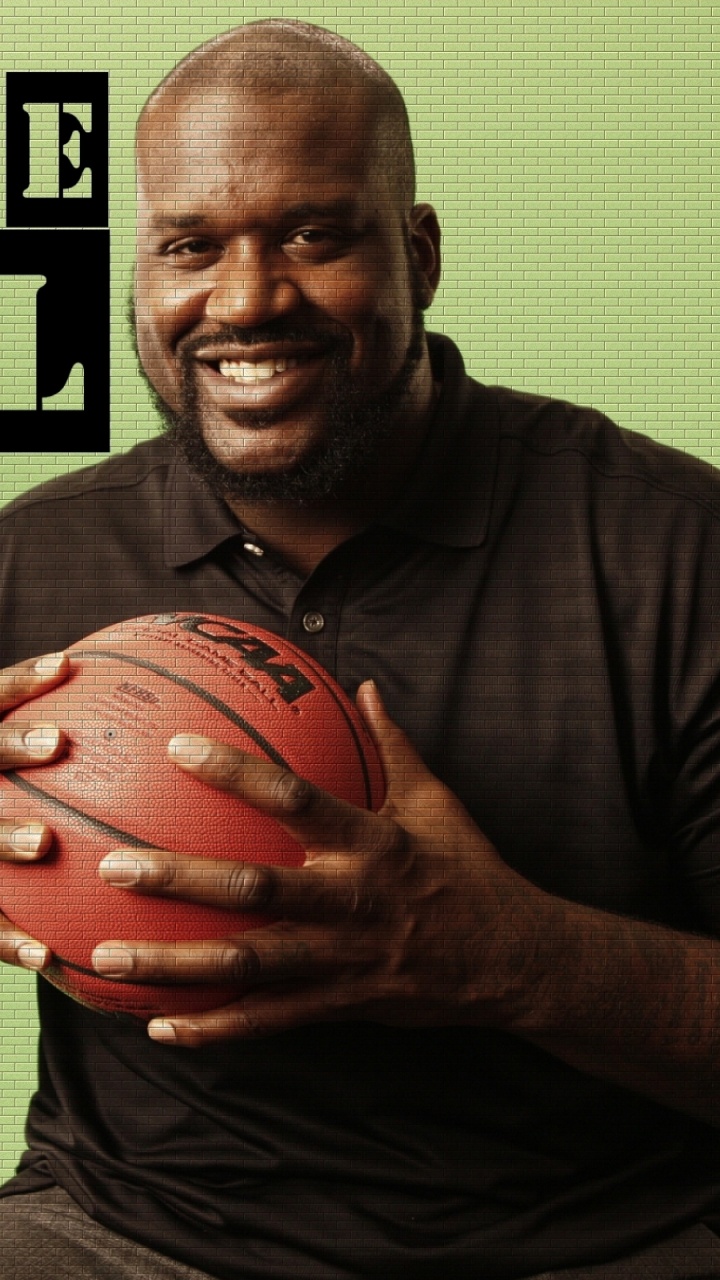 Hombre en Camiseta Negra Con Cuello Redondo Sosteniendo Baloncesto. Wallpaper in 720x1280 Resolution
