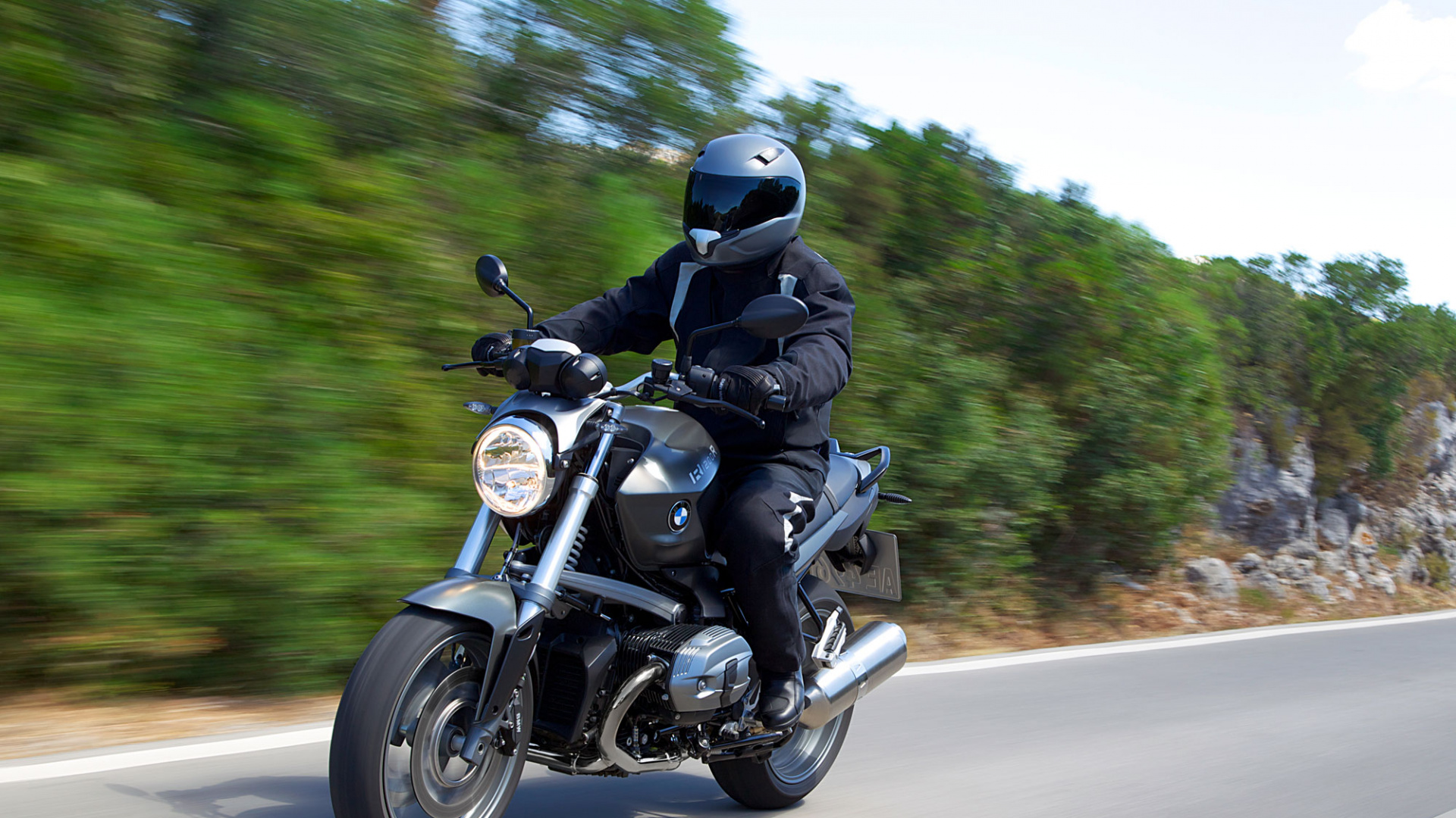 Mann Mit Schwarzem Helm, Der Tagsüber Motorrad Auf Der Straße Fährt. Wallpaper in 1920x1080 Resolution