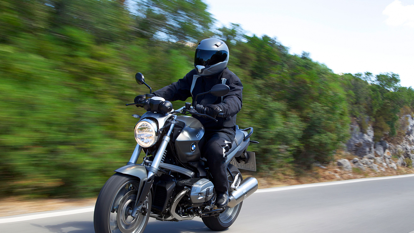 L'homme au Casque Noir Équitation Moto Sur Route Pendant la Journée. Wallpaper in 1366x768 Resolution